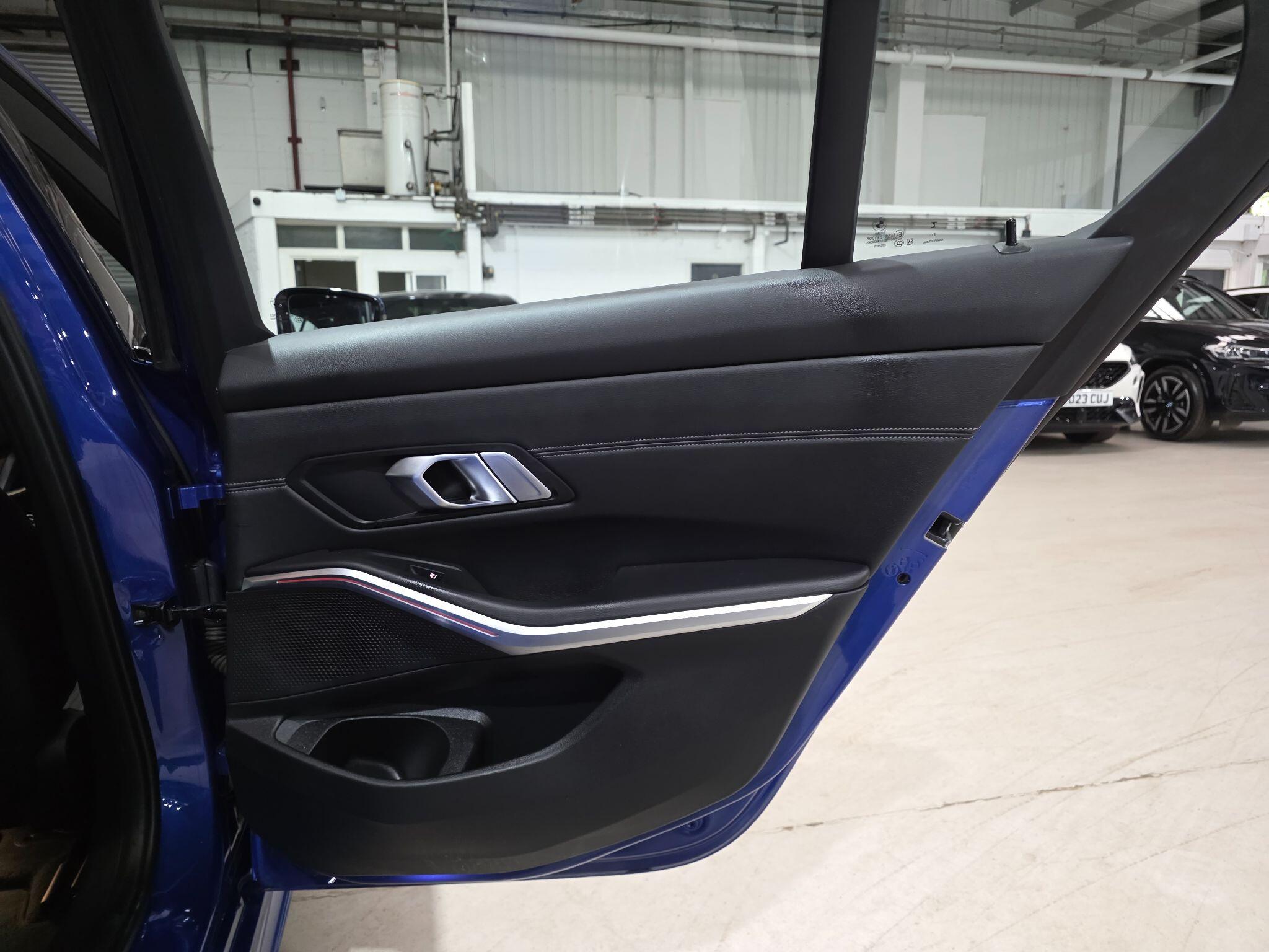 BMW 3 Series view 23
