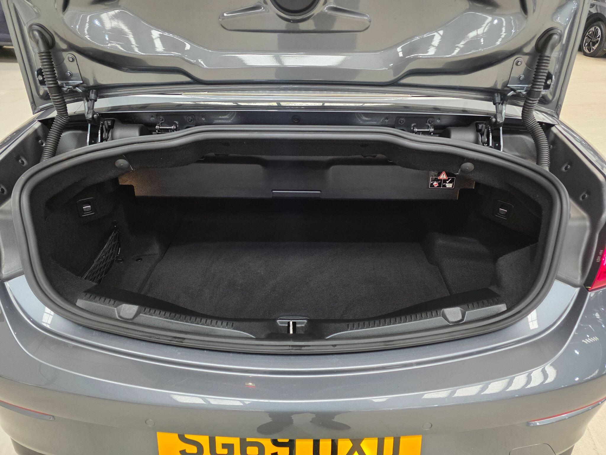 Mercedes-Benz E Class view 33