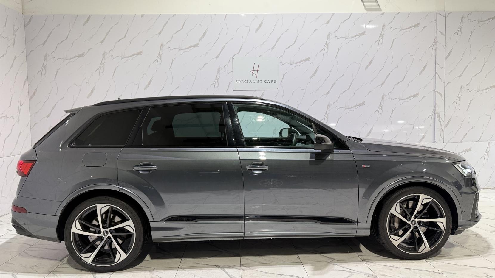 Audi Q7 view 4
