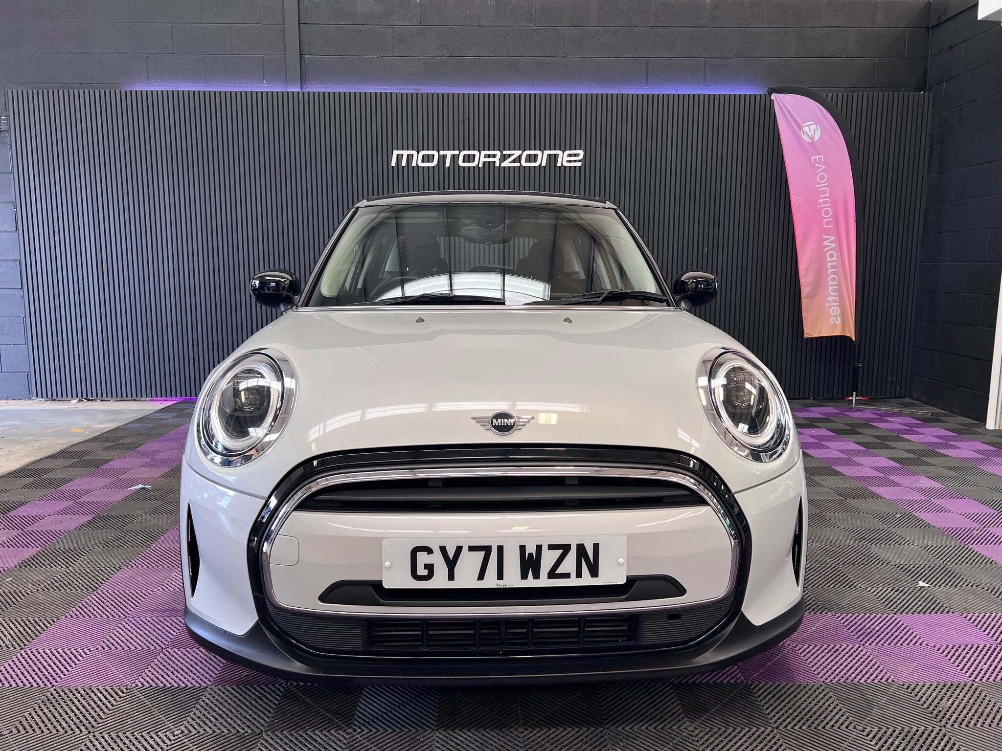 Mini Hatch view 5
