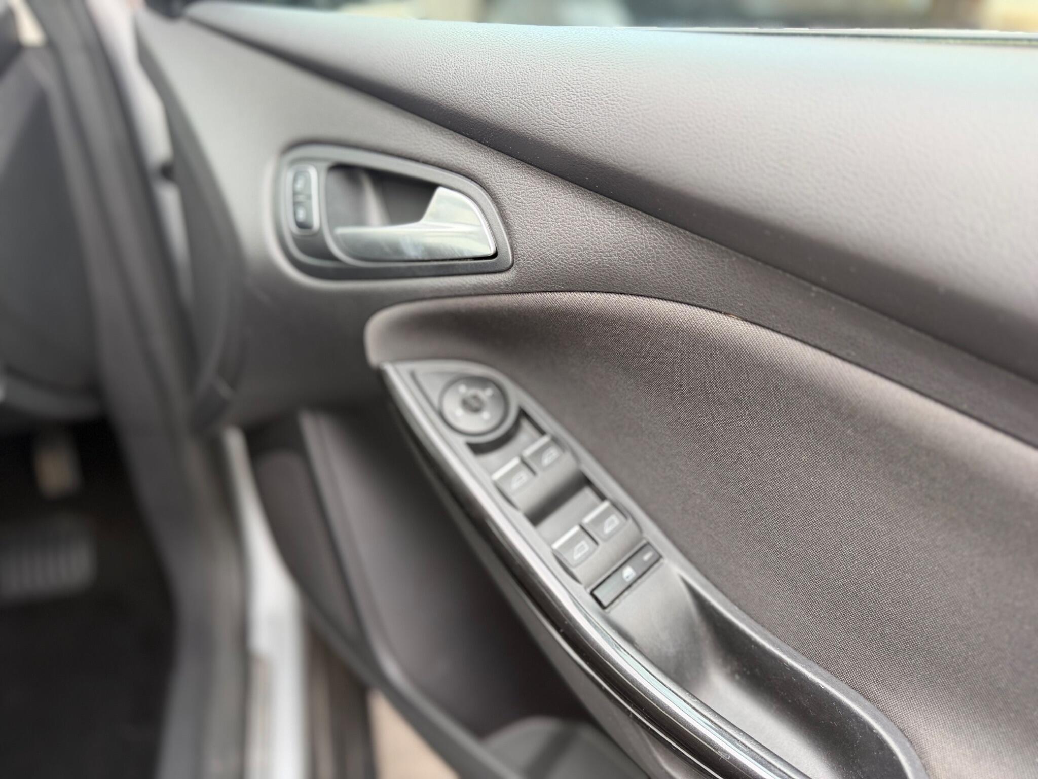 Ford Focus view 22