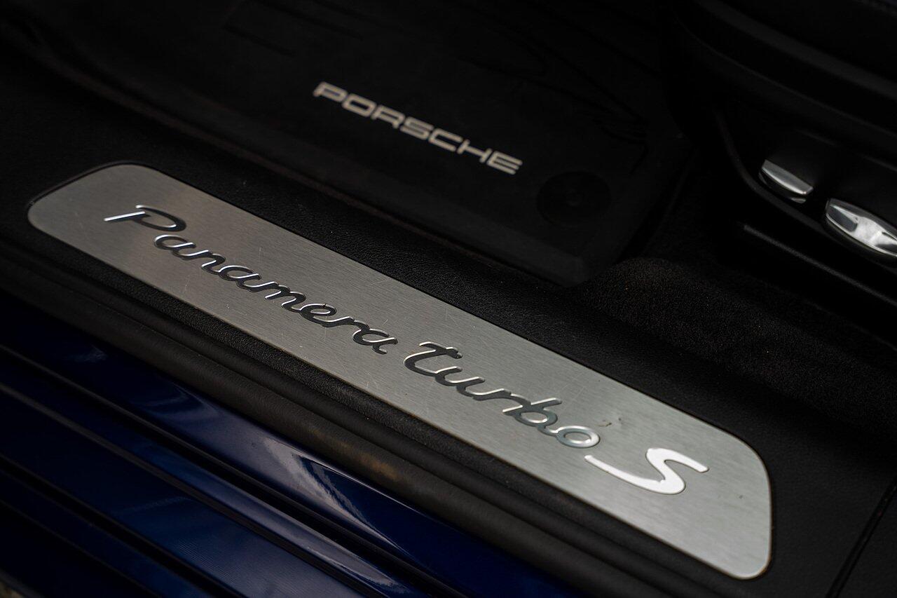 Porsche Panamera view 72
