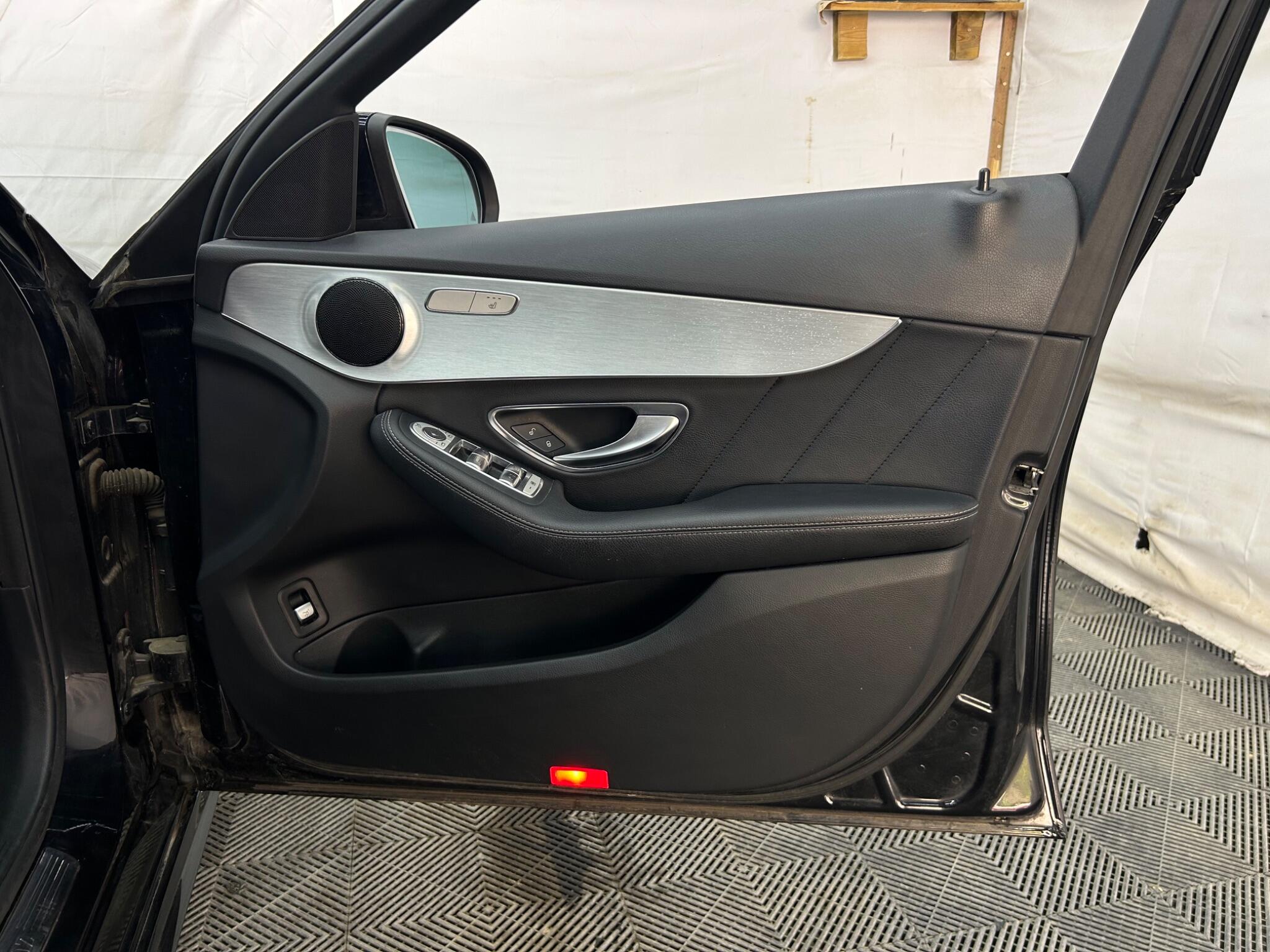 Mercedes-Benz C-Class view 27
