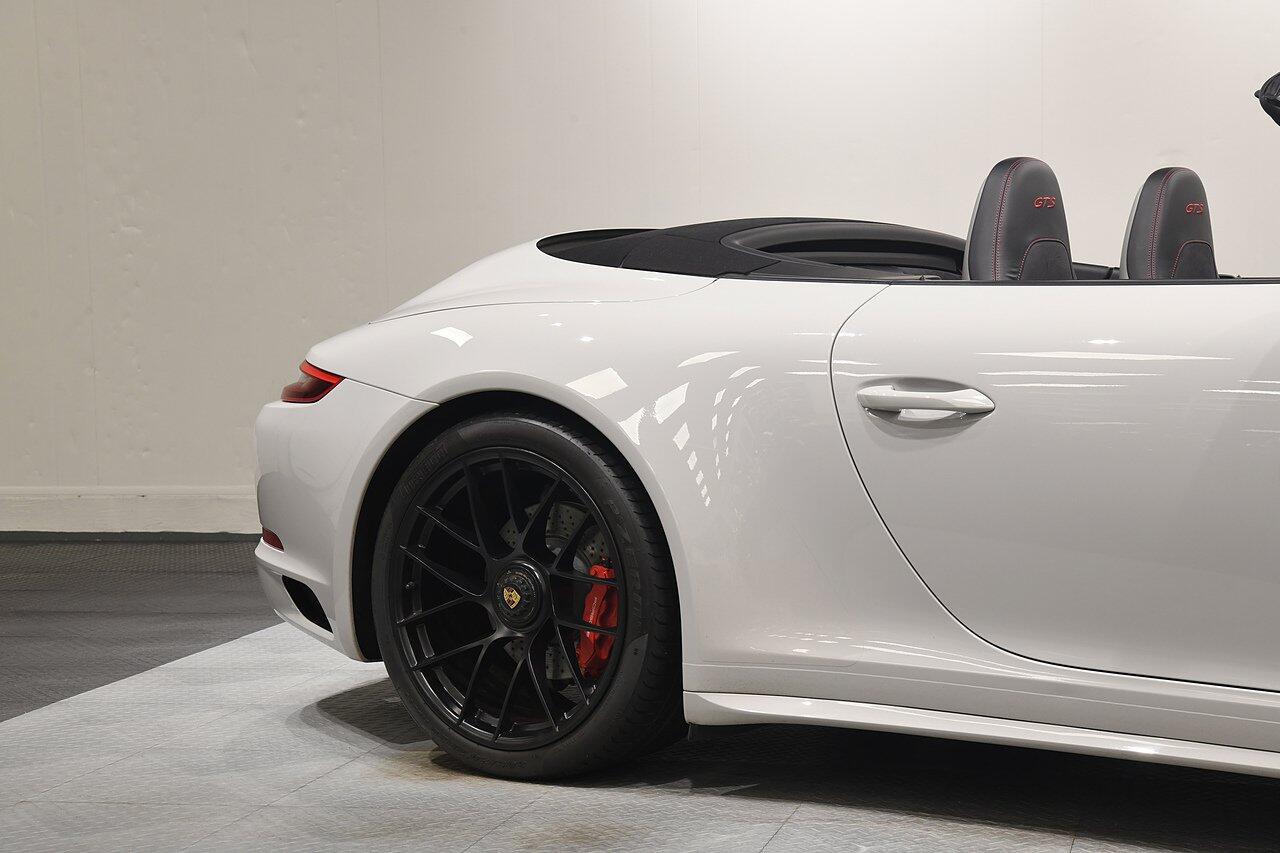 Porsche 911 view 44