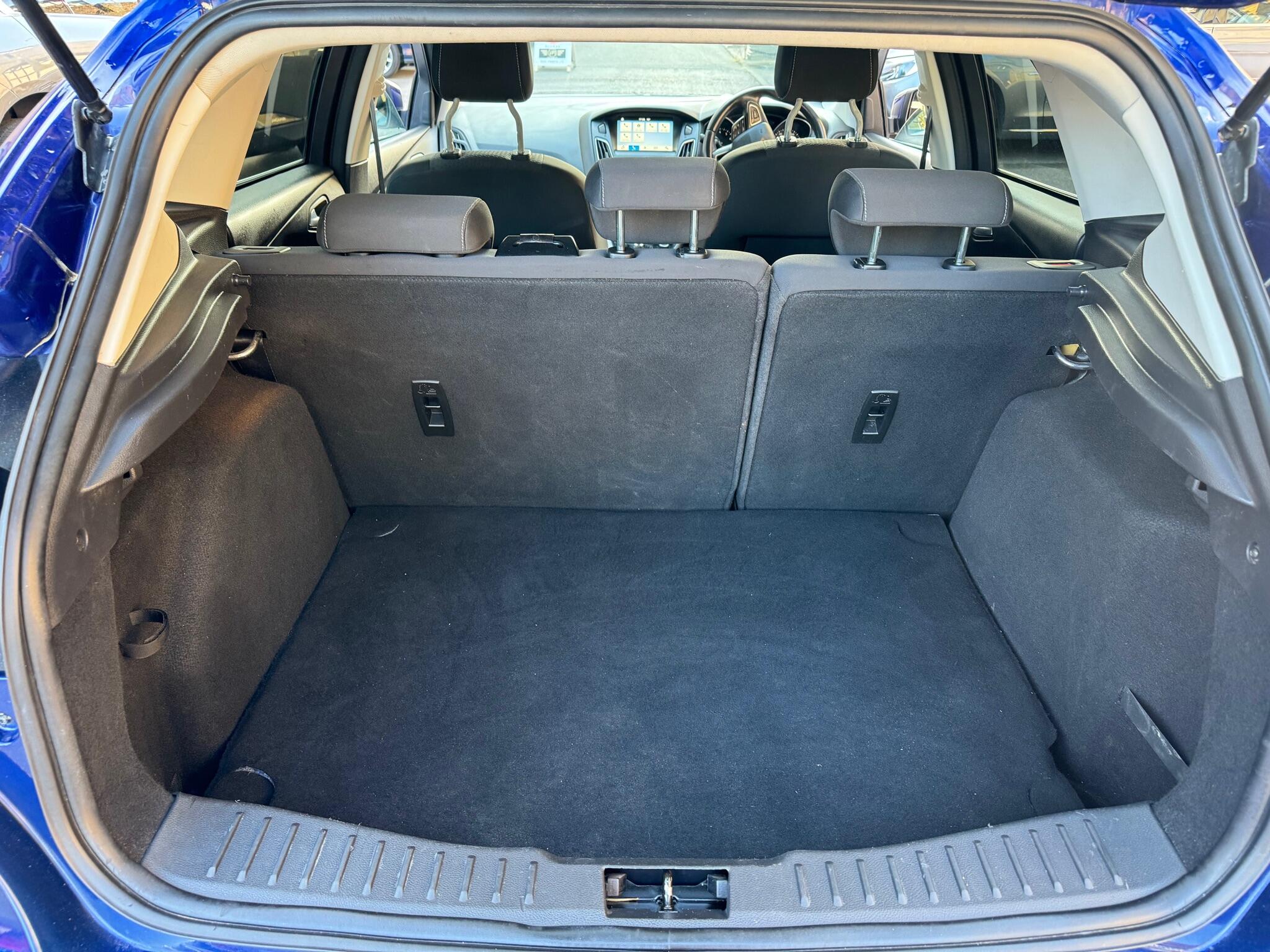 Ford Focus view 23