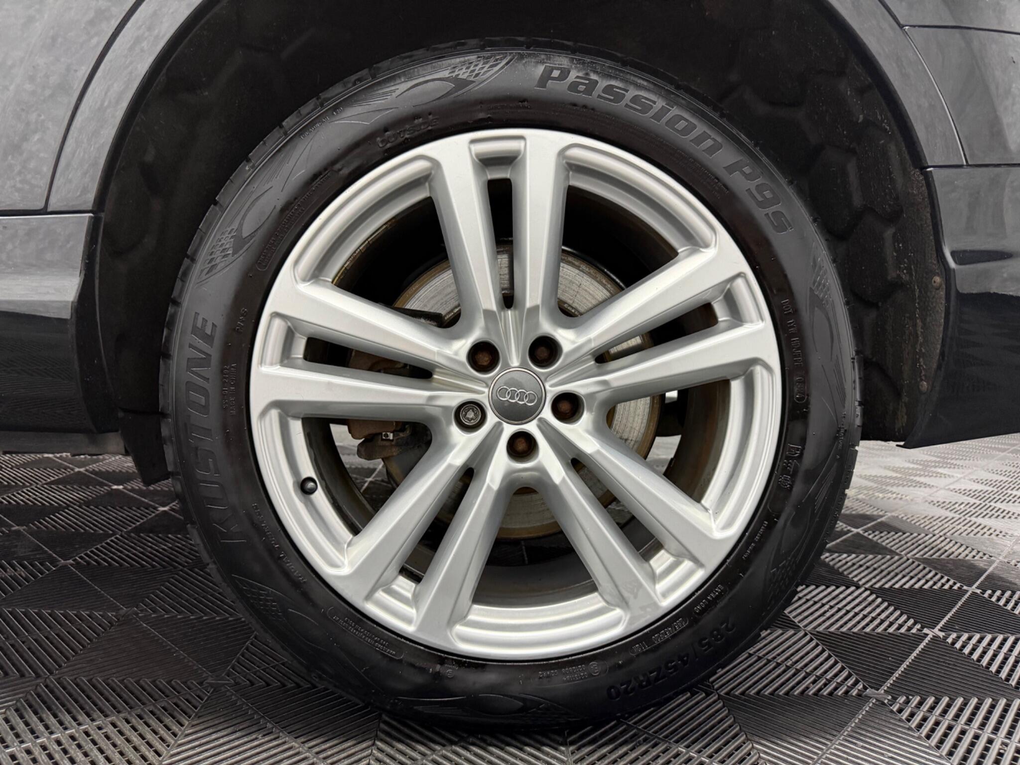 Audi Q7 view 29