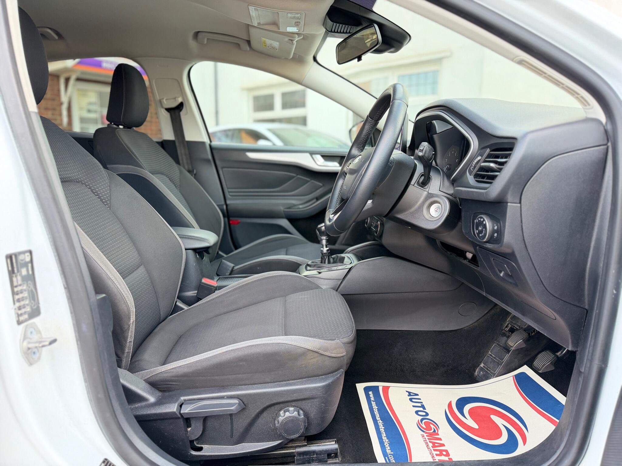 Ford Focus view 13