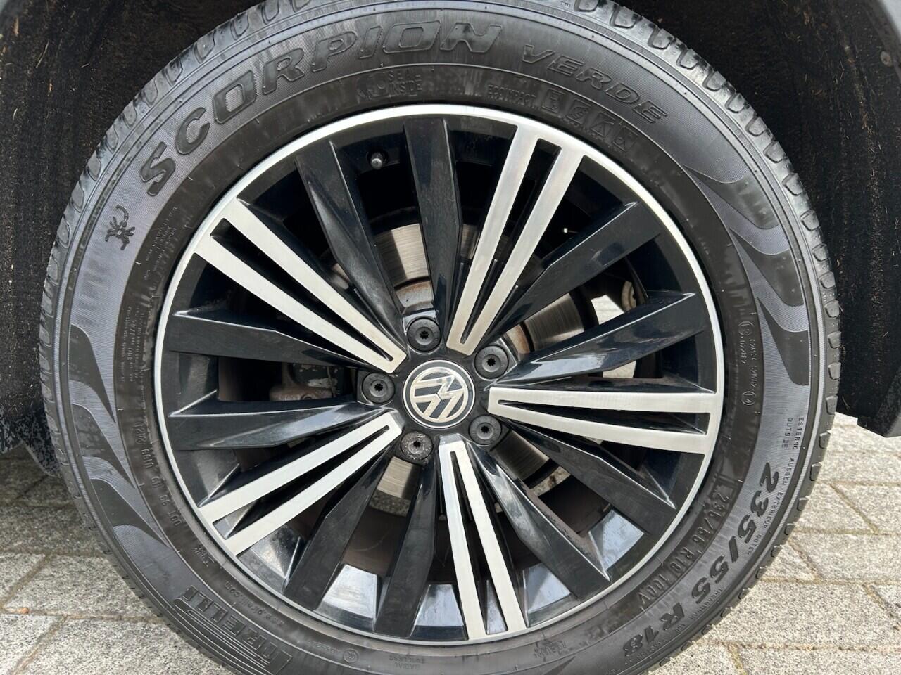 Volkswagen Tiguan view 4