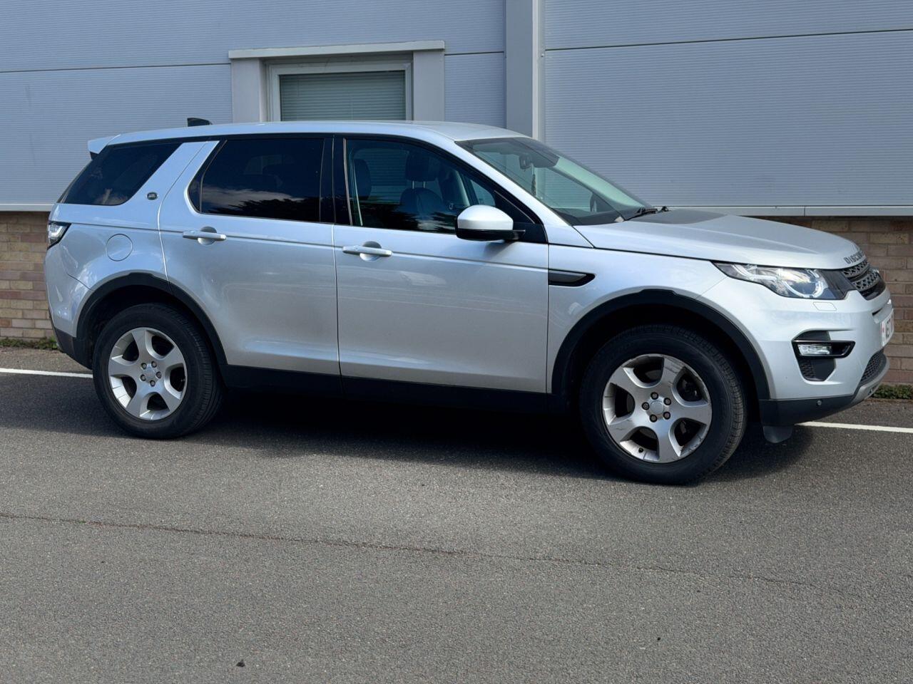 Land Rover Discovery Sport view 44