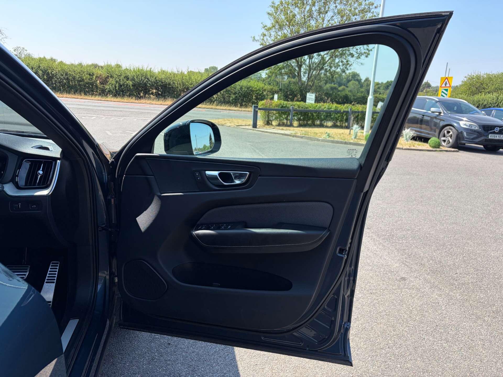 Volvo XC60 view 35