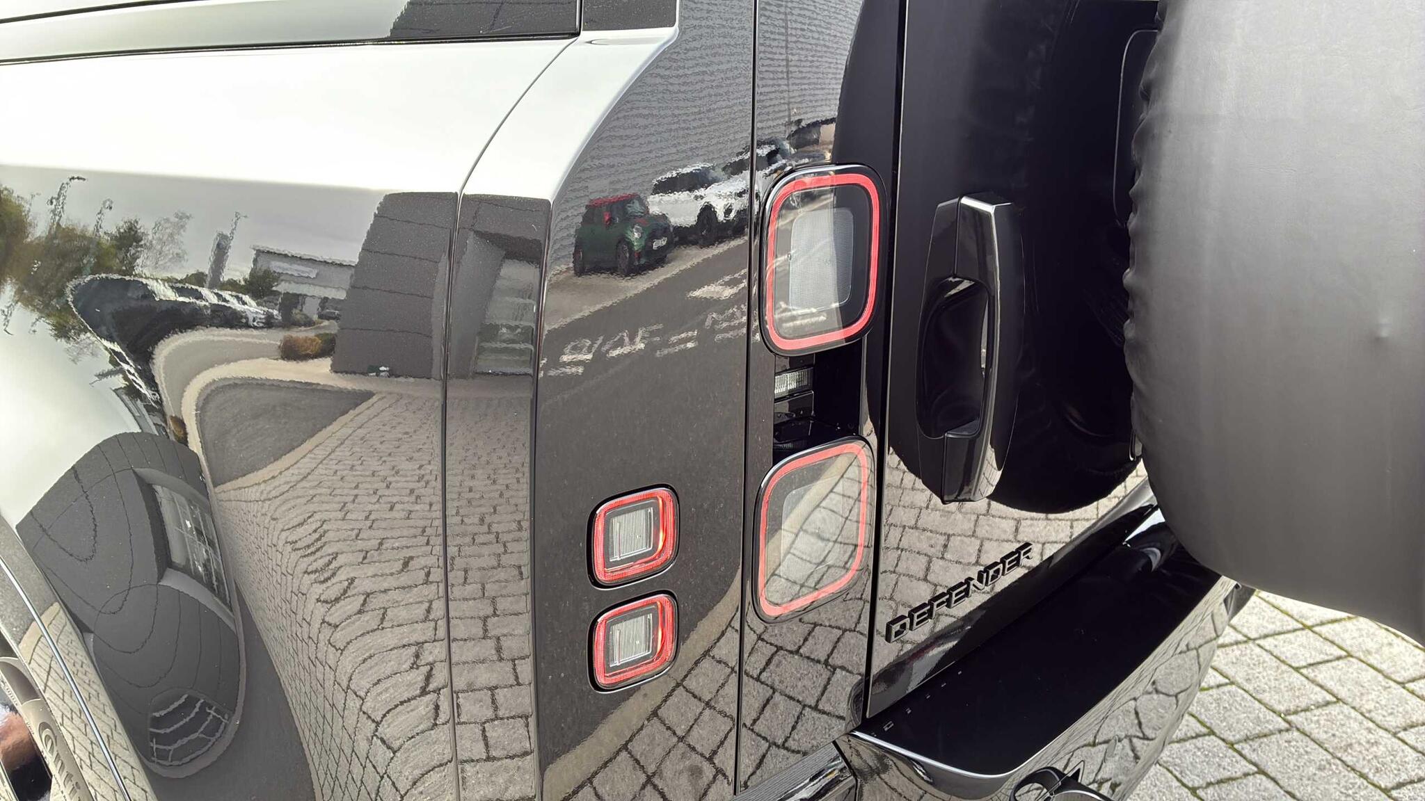 Land Rover Defender view 19