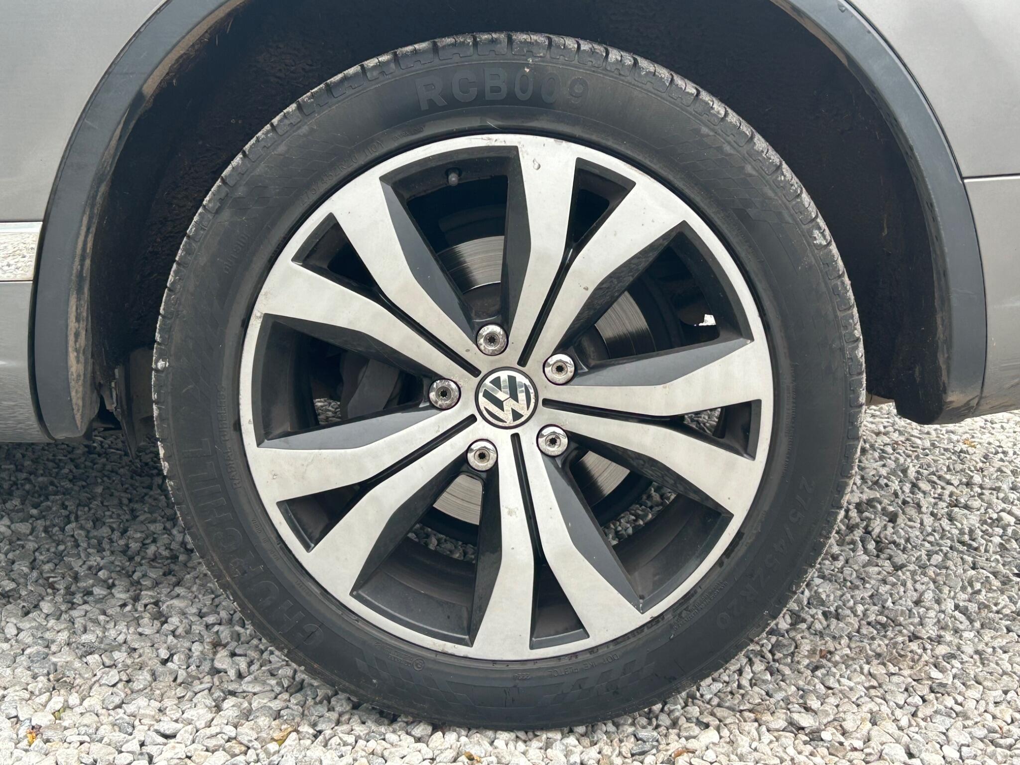 Volkswagen Touareg view 48