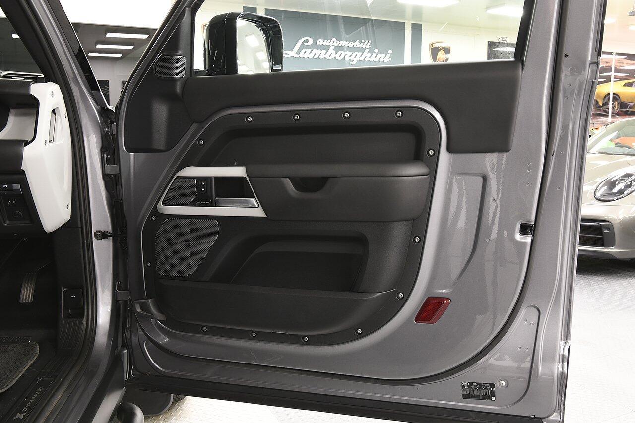 Land Rover Defender view 28
