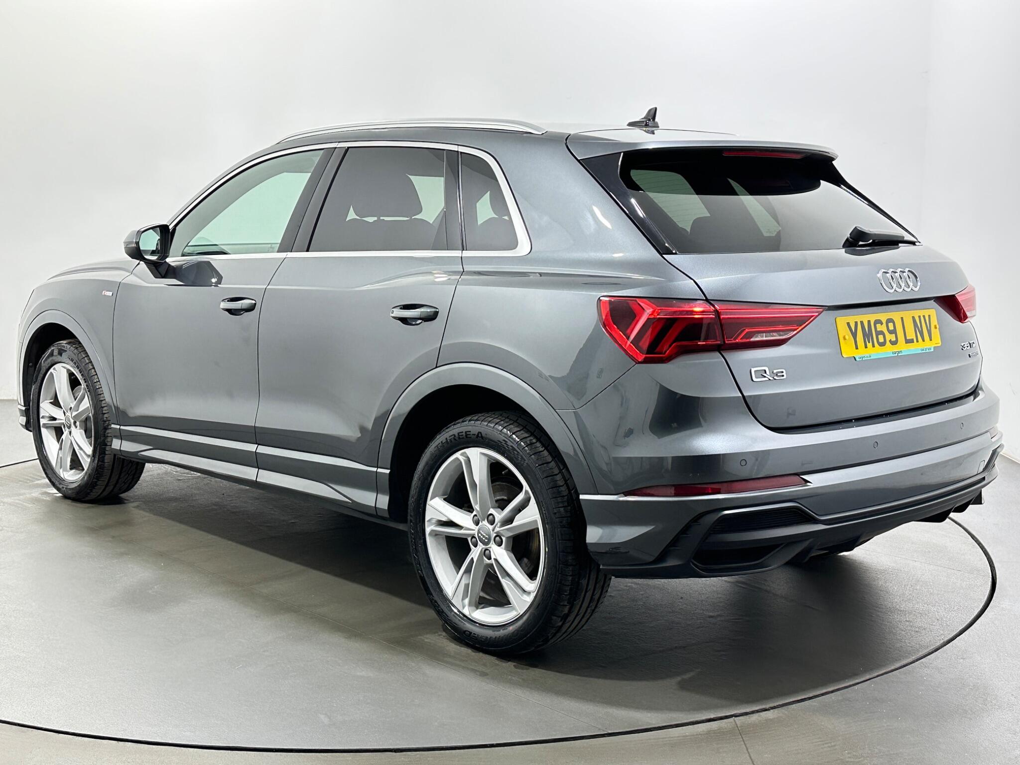 Audi Q3 view 6
