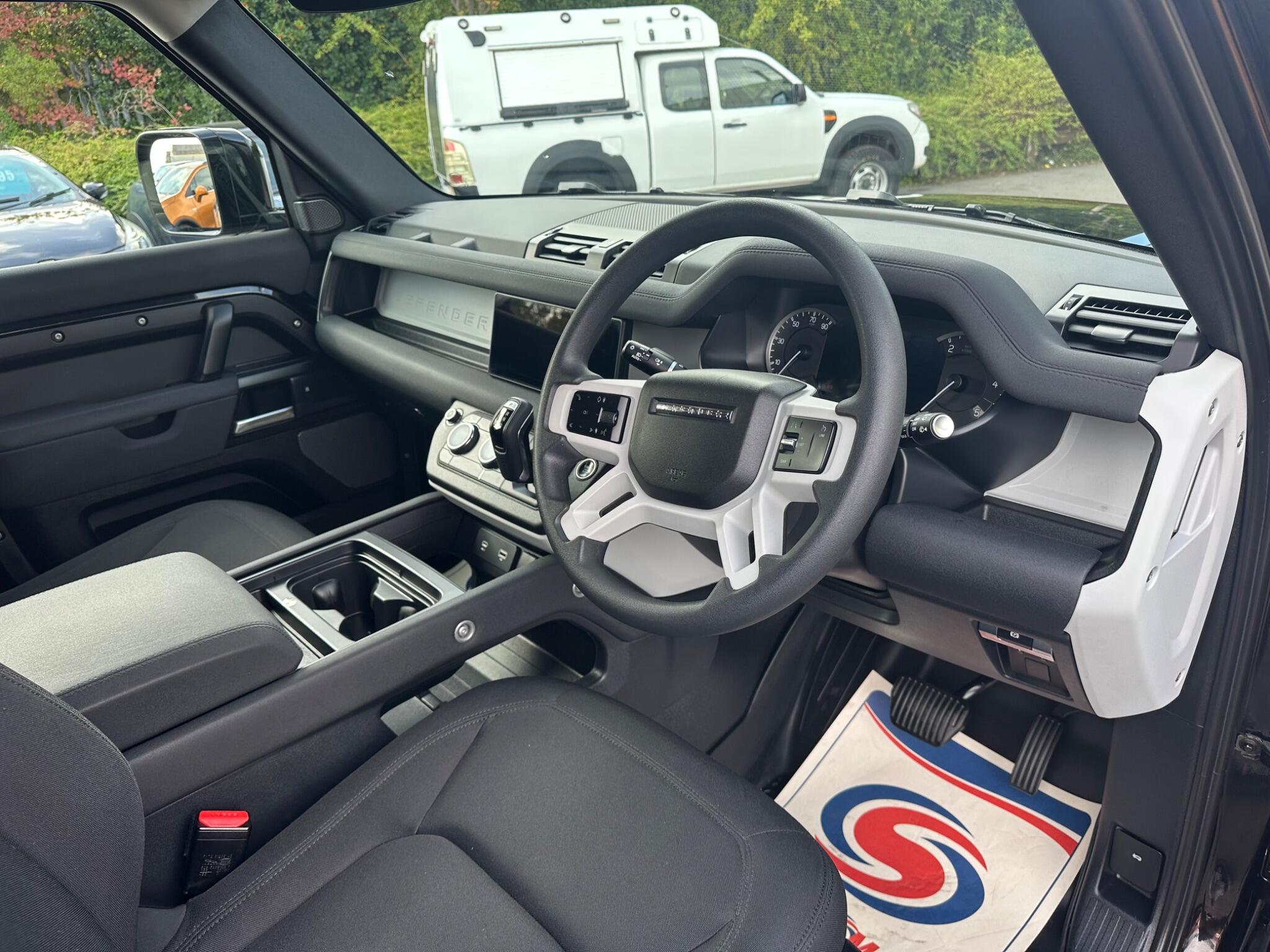 Land Rover Defender view 24