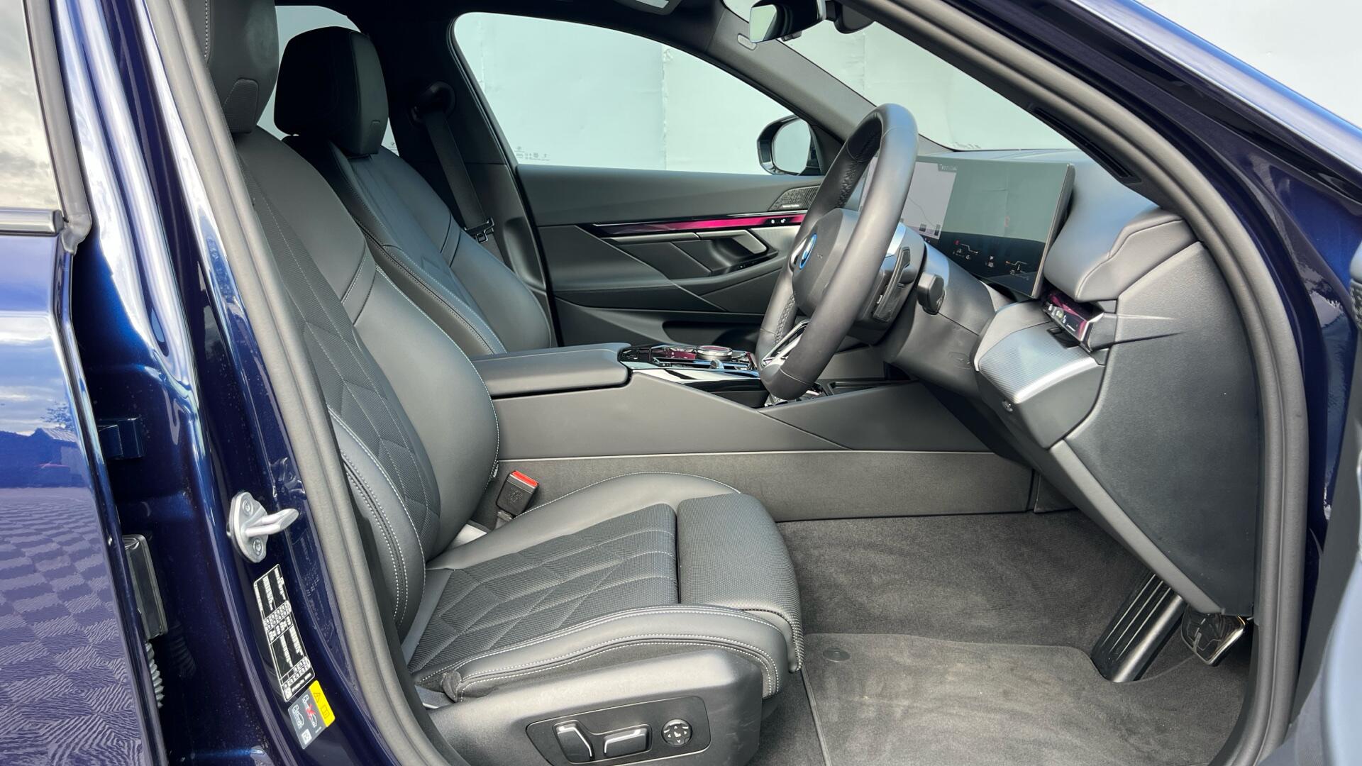 BMW 5 Series view 11