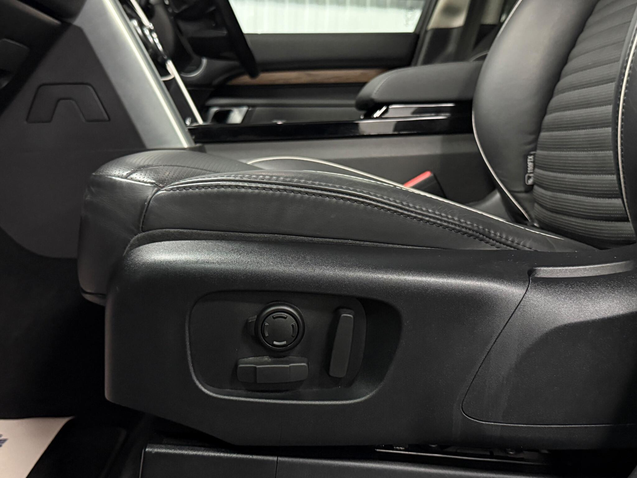 Land Rover Discovery view 35