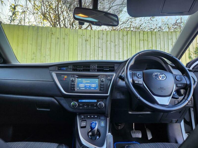 2014 Toyota Auris 1.8 VVT-h Excel Touring Sports CVT Euro 5 (s/s) 5dr • 104,000 miles image 26