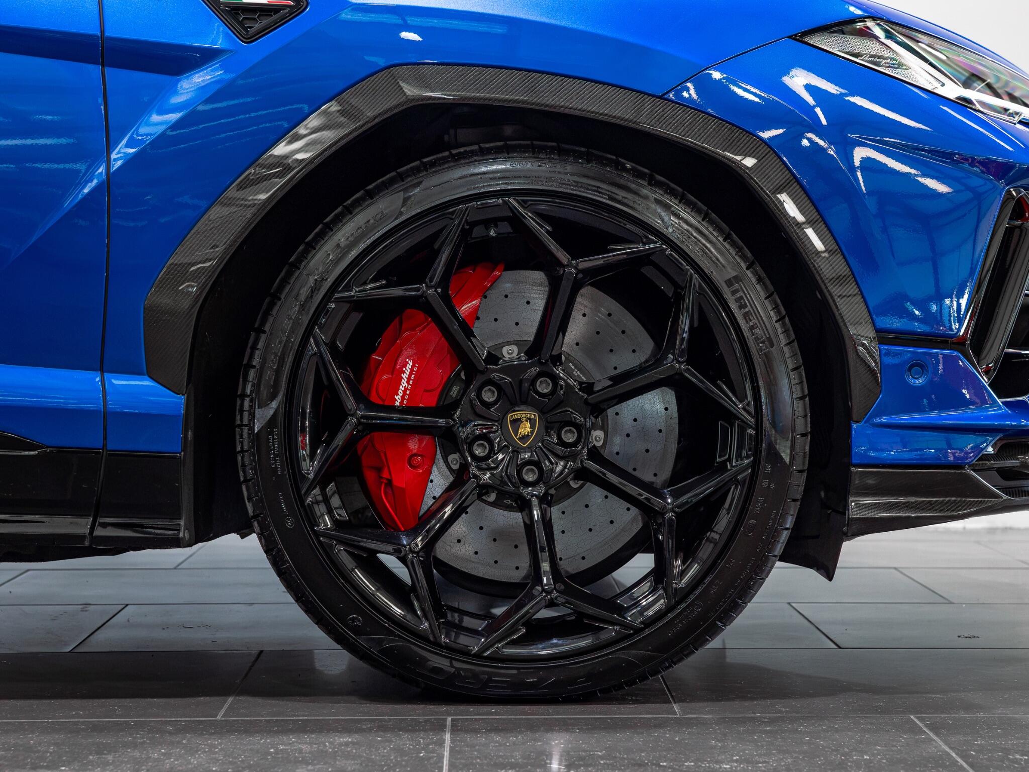 Lamborghini Urus view 3