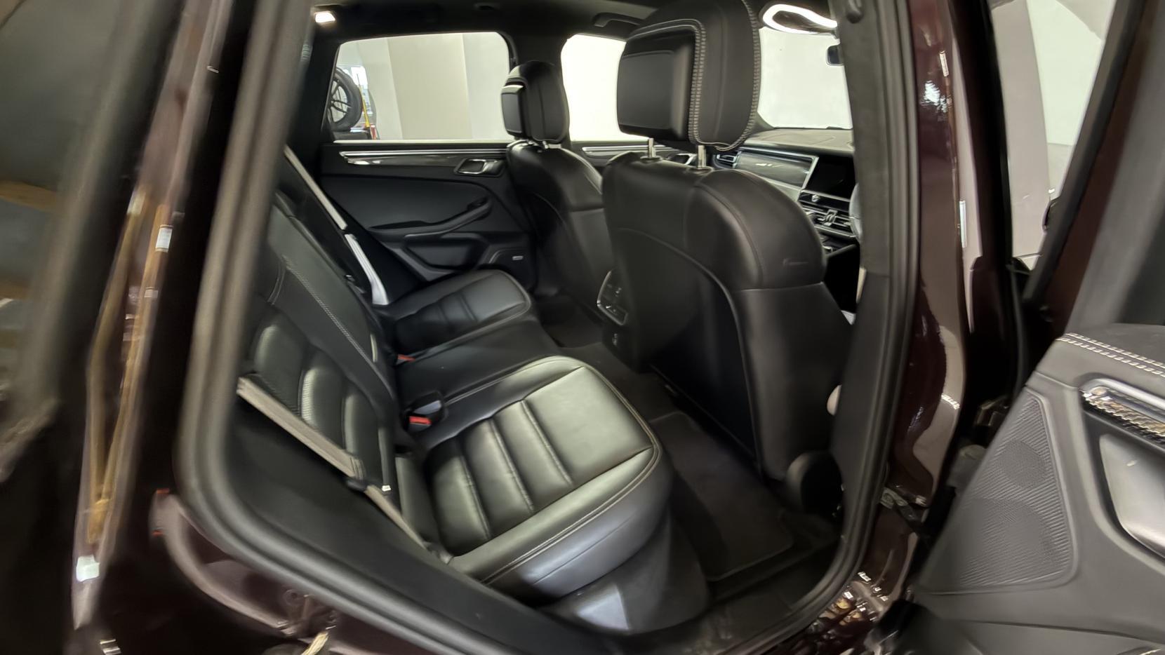 Porsche Macan view 13