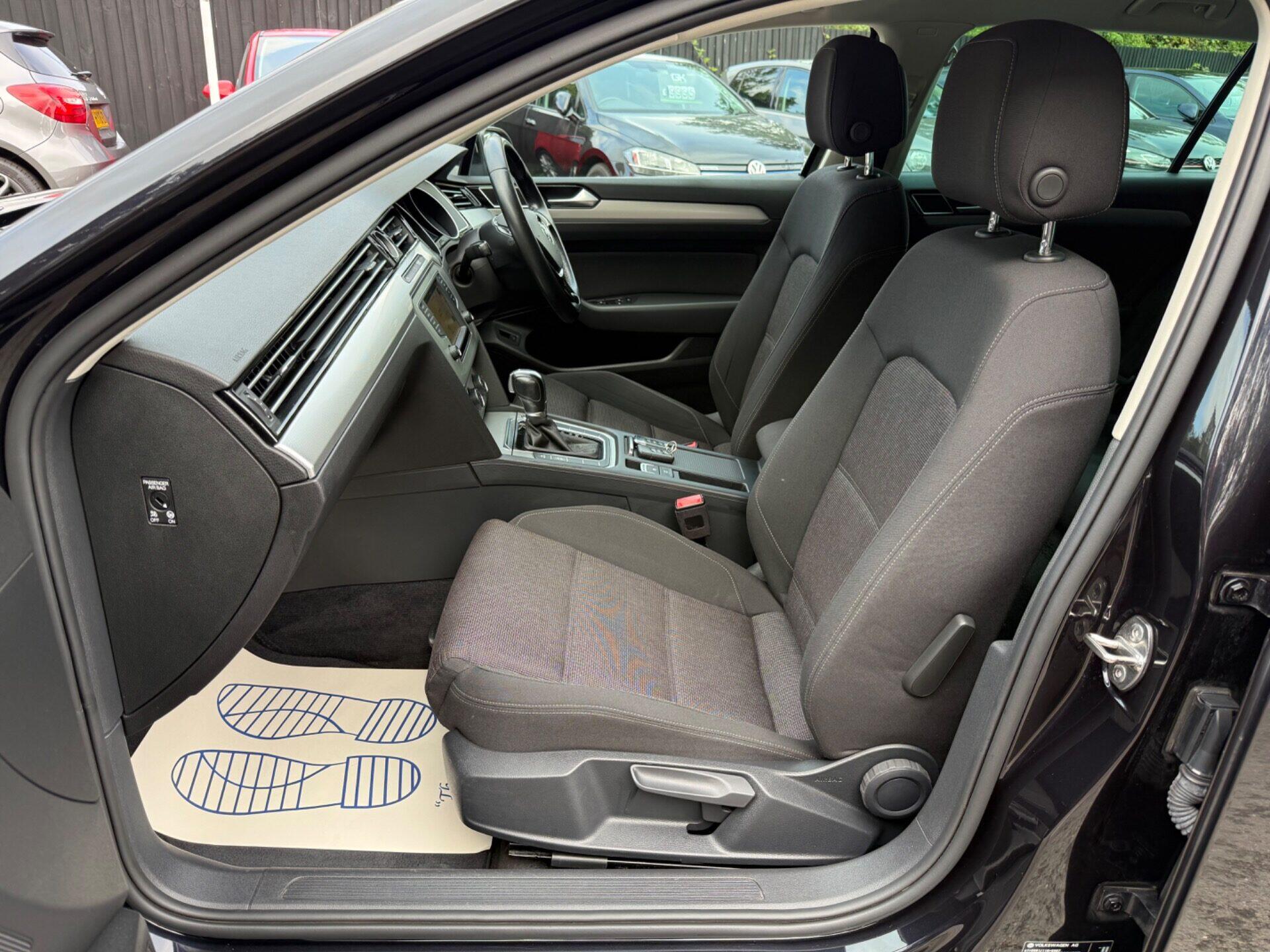 Volkswagen Passat view 3
