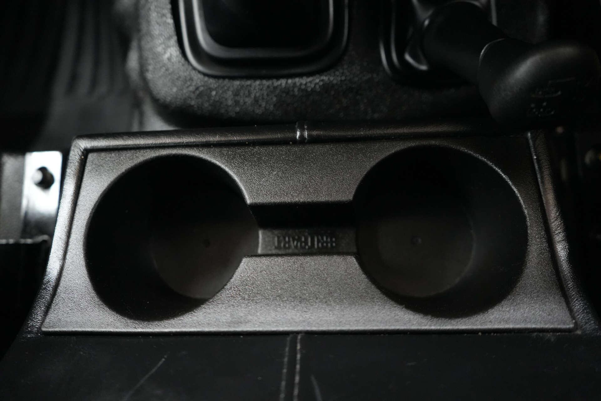 Land Rover Defender 90 view 21