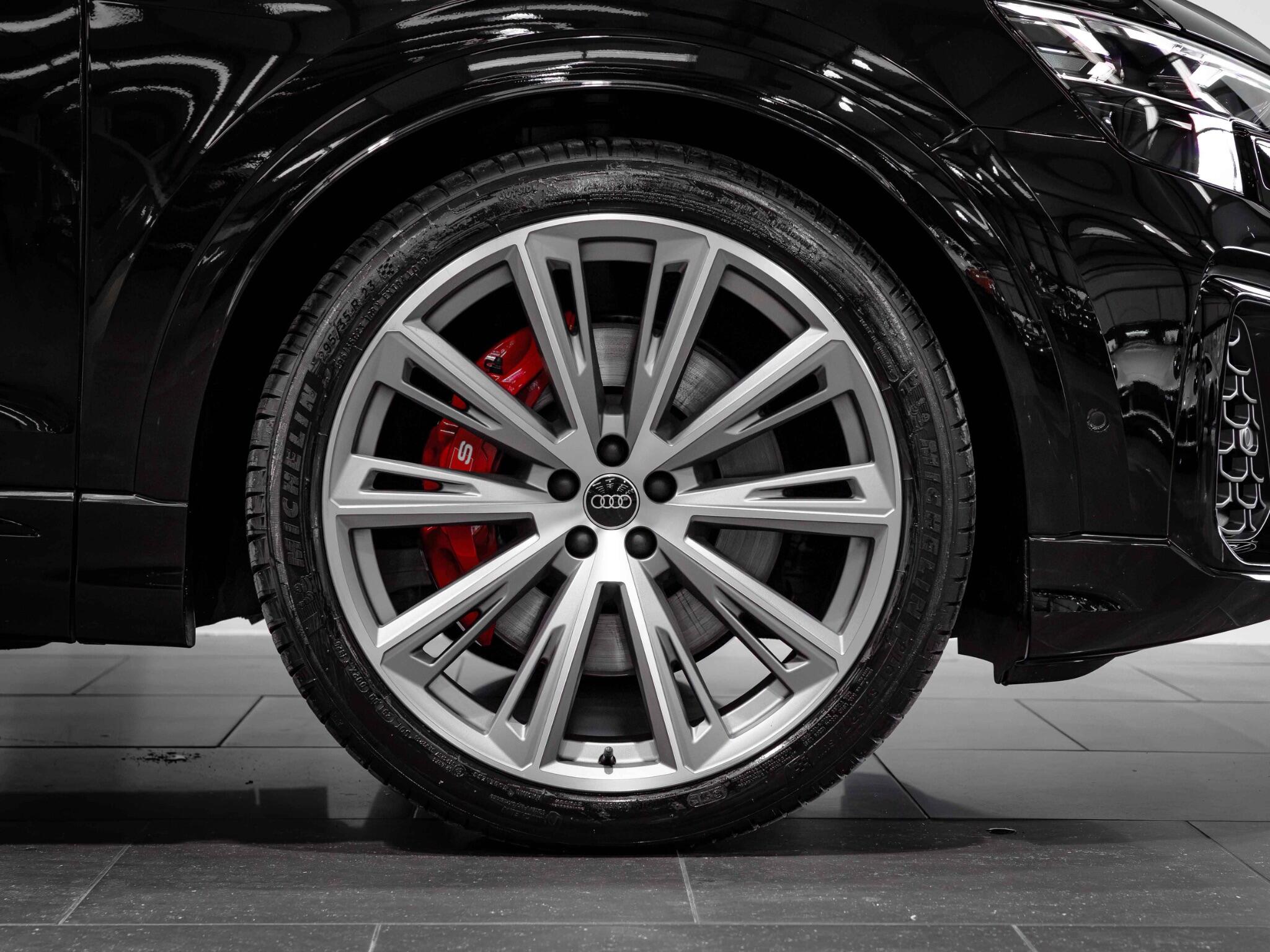 Audi SQ8 view 7