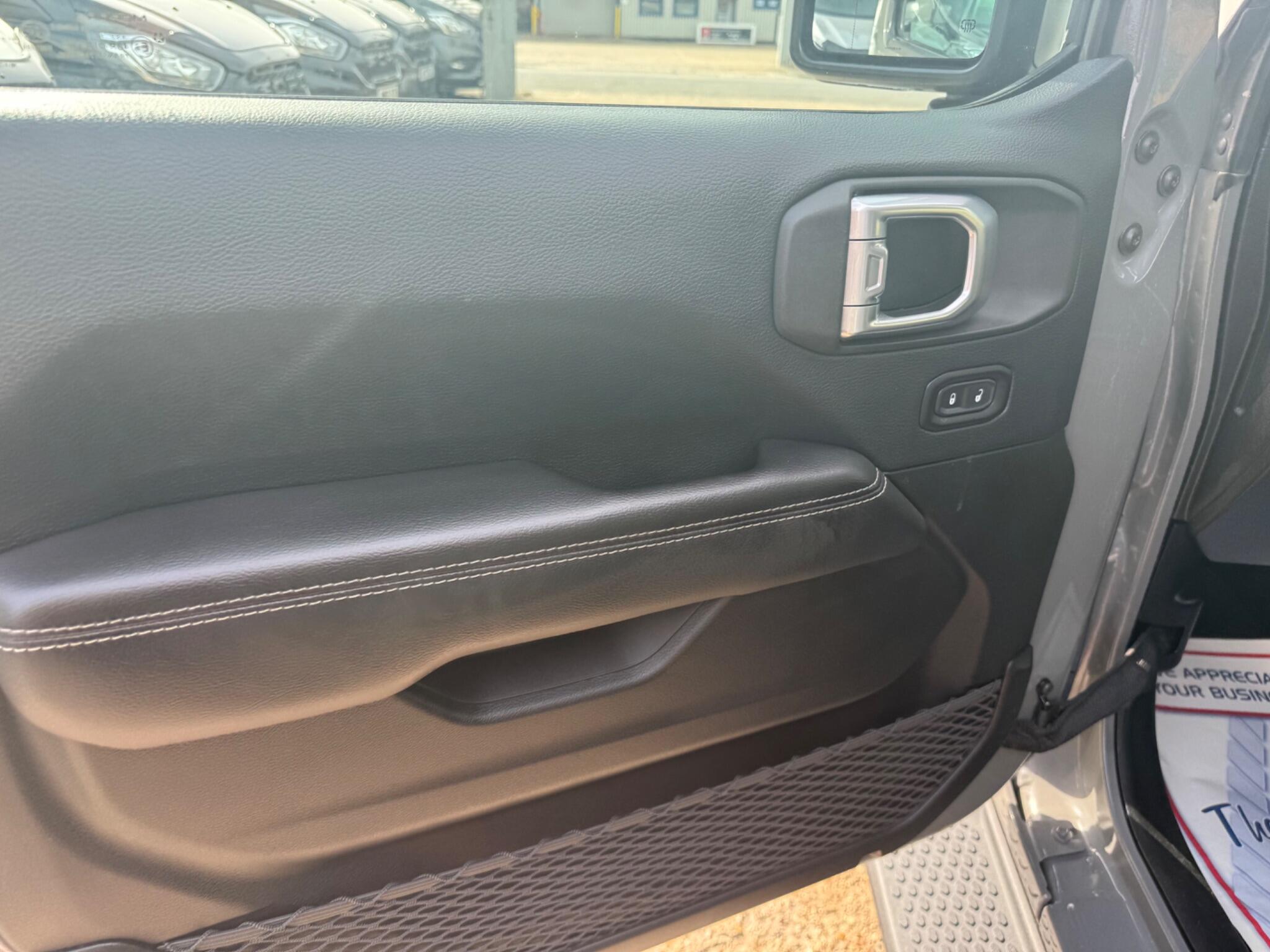 Jeep Wrangler view 34