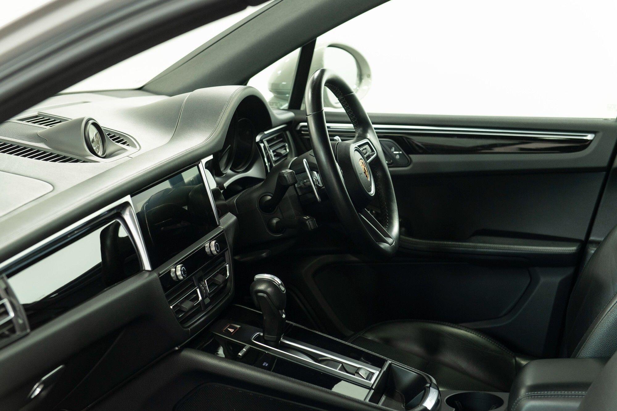 Porsche Macan view 16