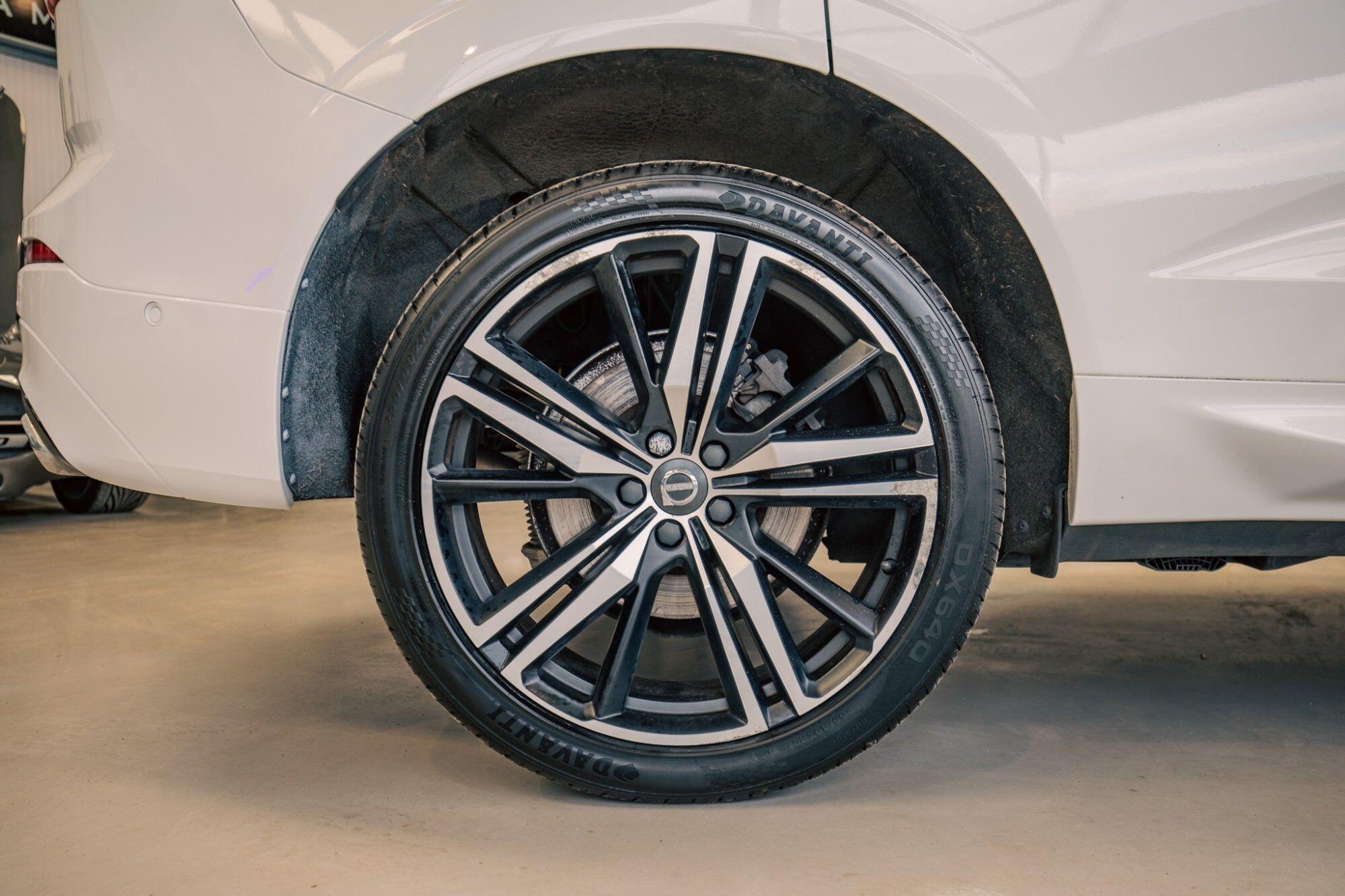 Volvo XC60 view 8