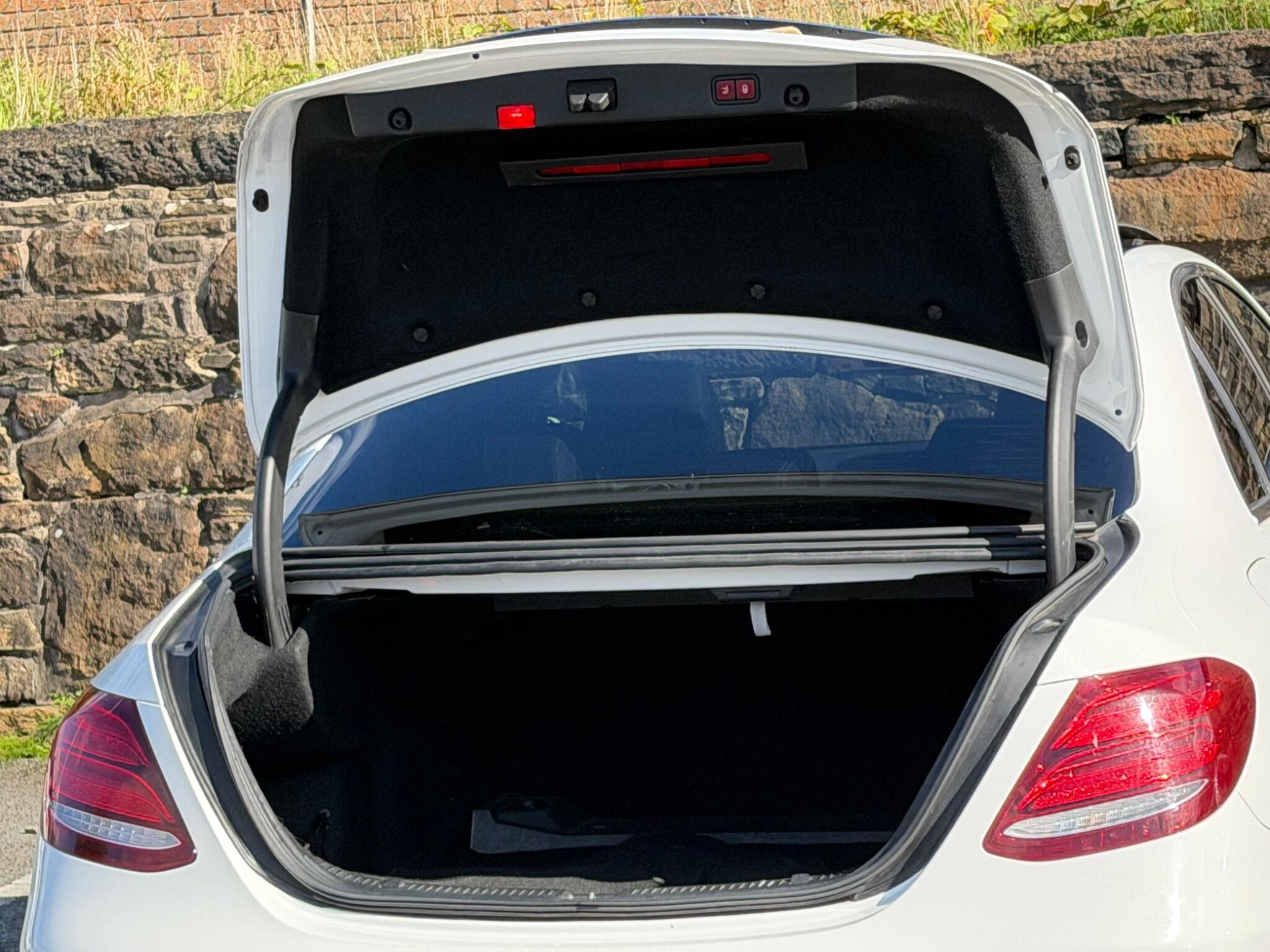 Mercedes-Benz E-Class view 22