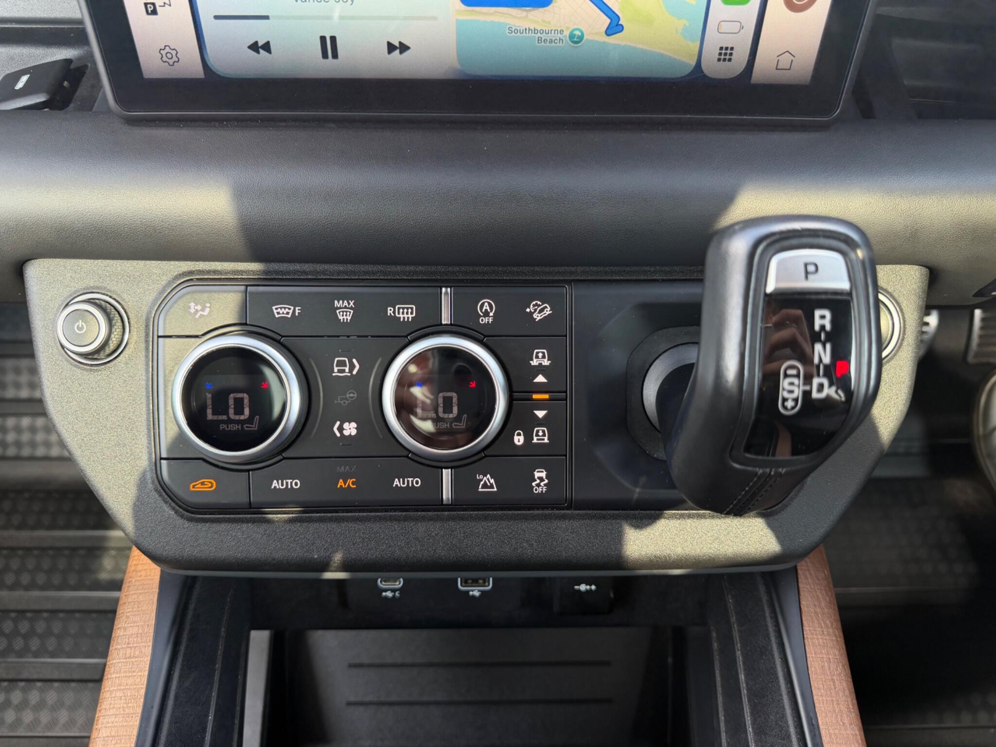 Land Rover Defender 110 view 13