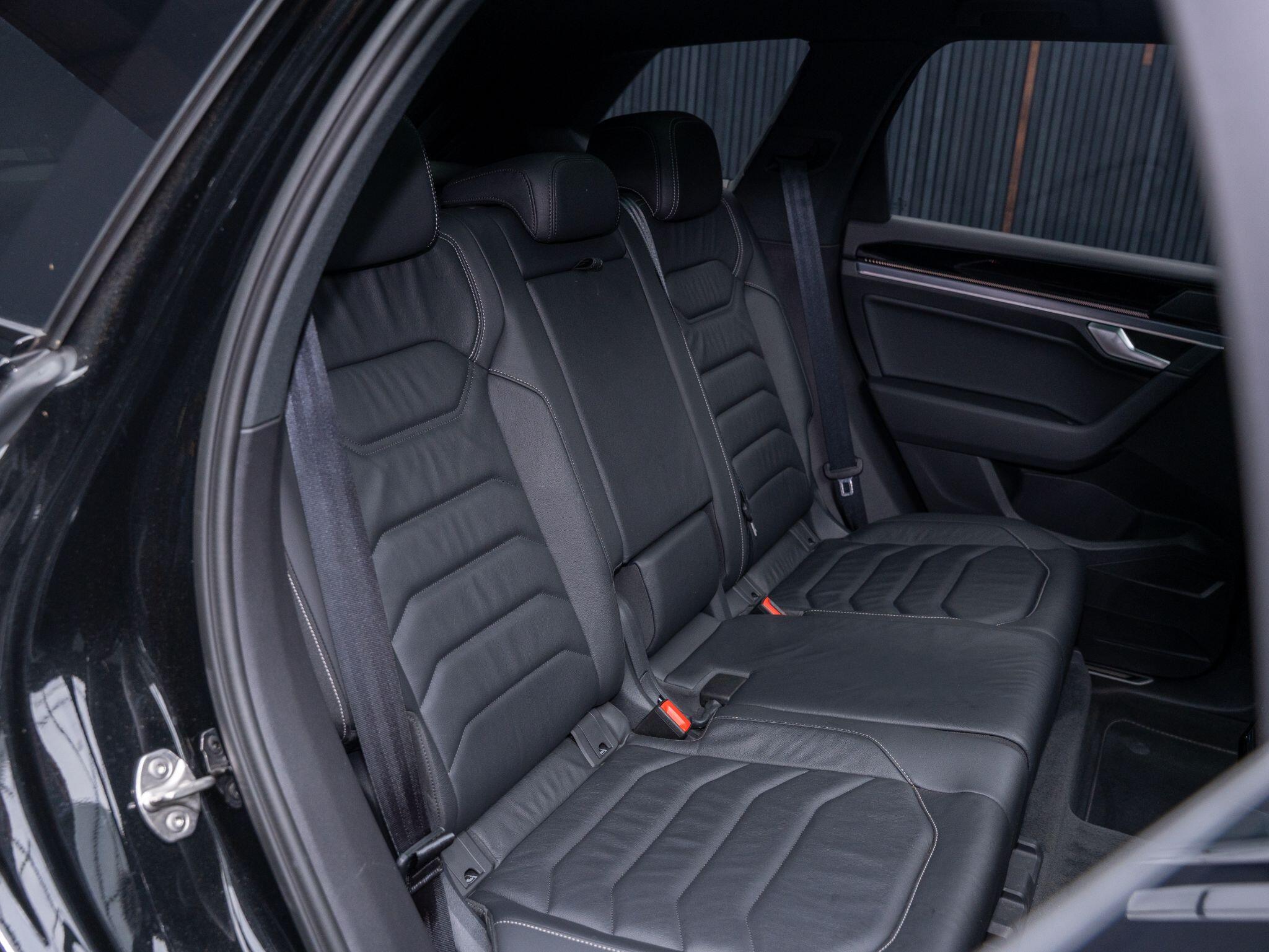 Volkswagen Touareg view 14