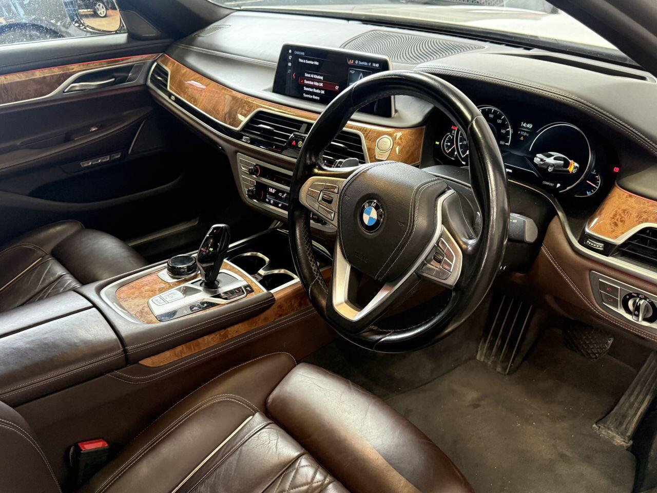 BMW 7 Series view 33