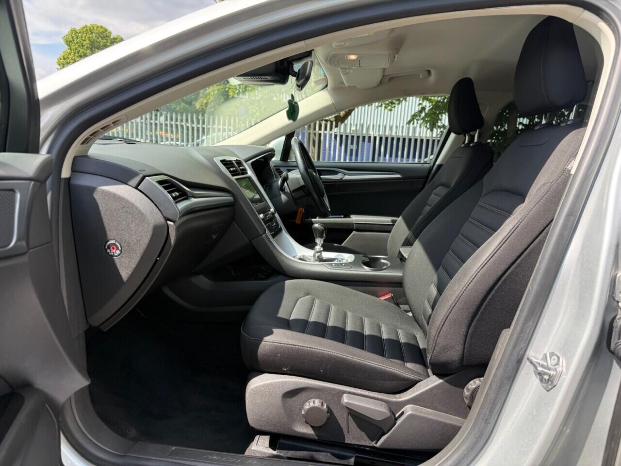 Ford Mondeo view 19
