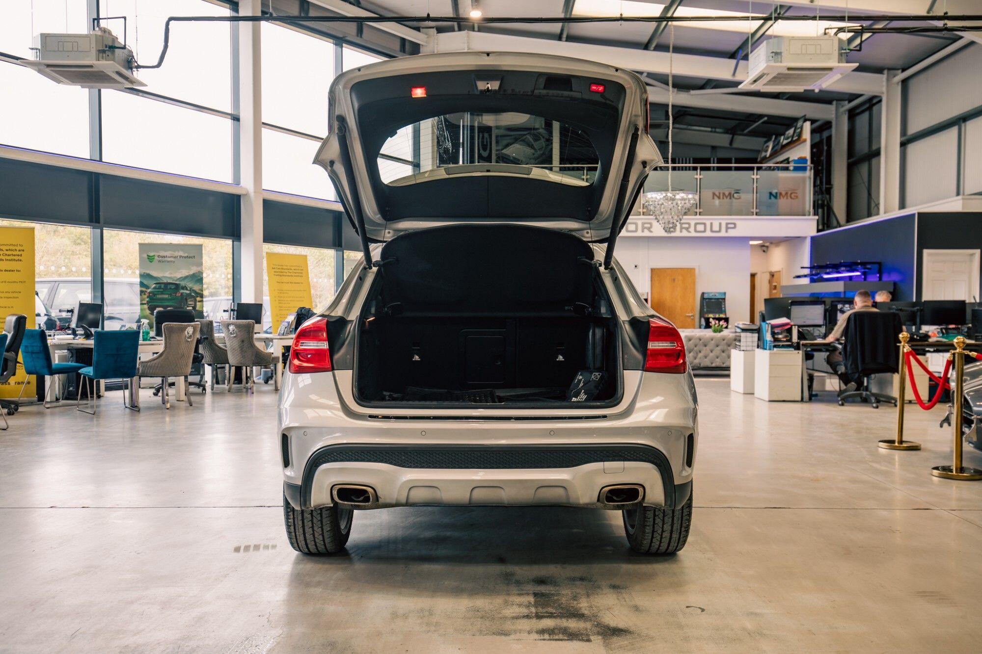 Mercedes-Benz Gla view 32