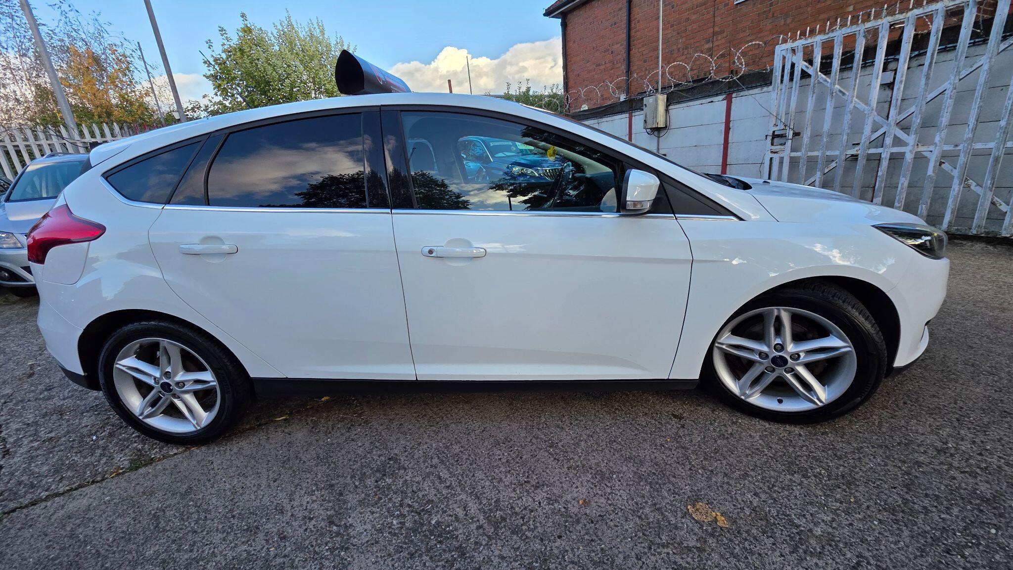 Ford Focus view 18