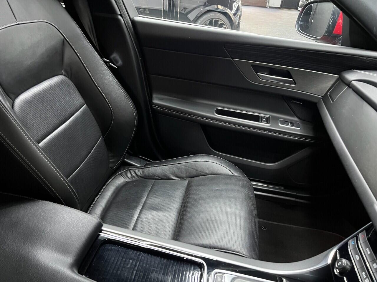 Jaguar XF view 35