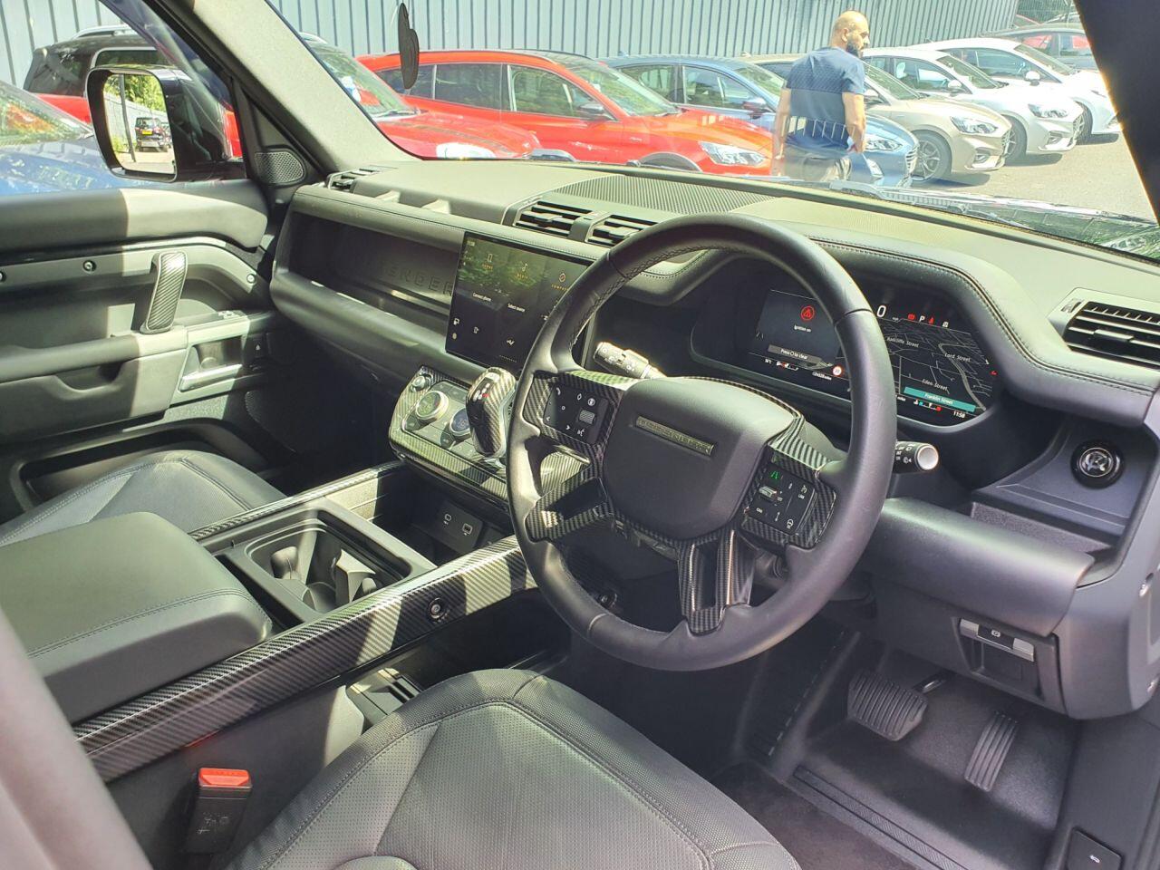 Land Rover Defender 110 view 27