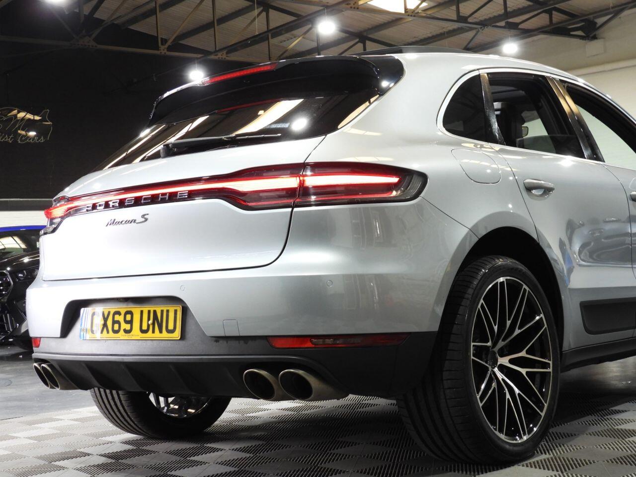 Porsche Macan view 3