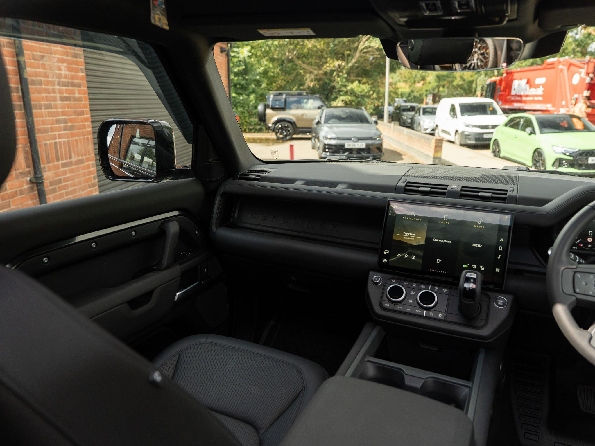 Land Rover Defender 110 view 40