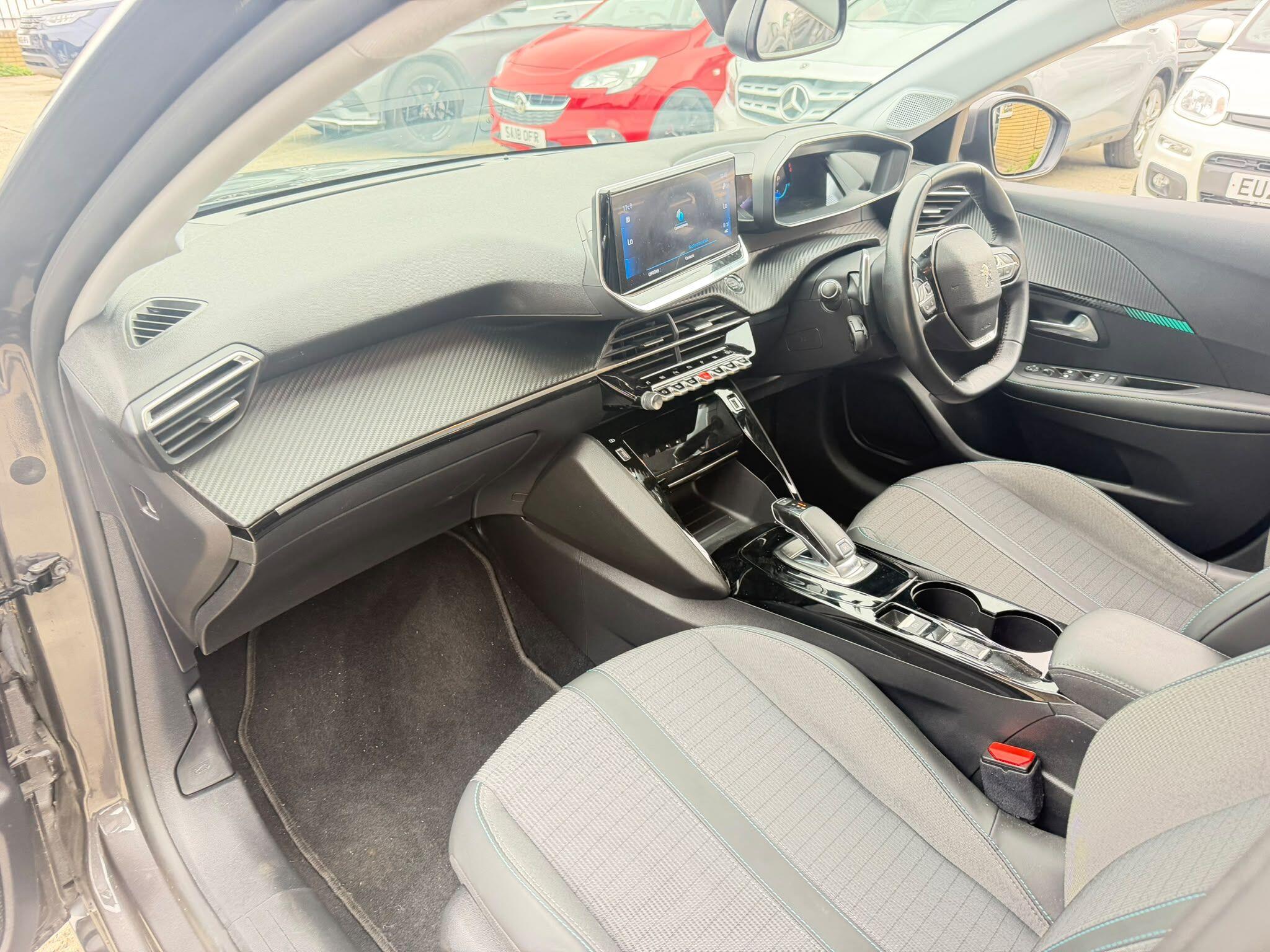 Peugeot 208 view 9