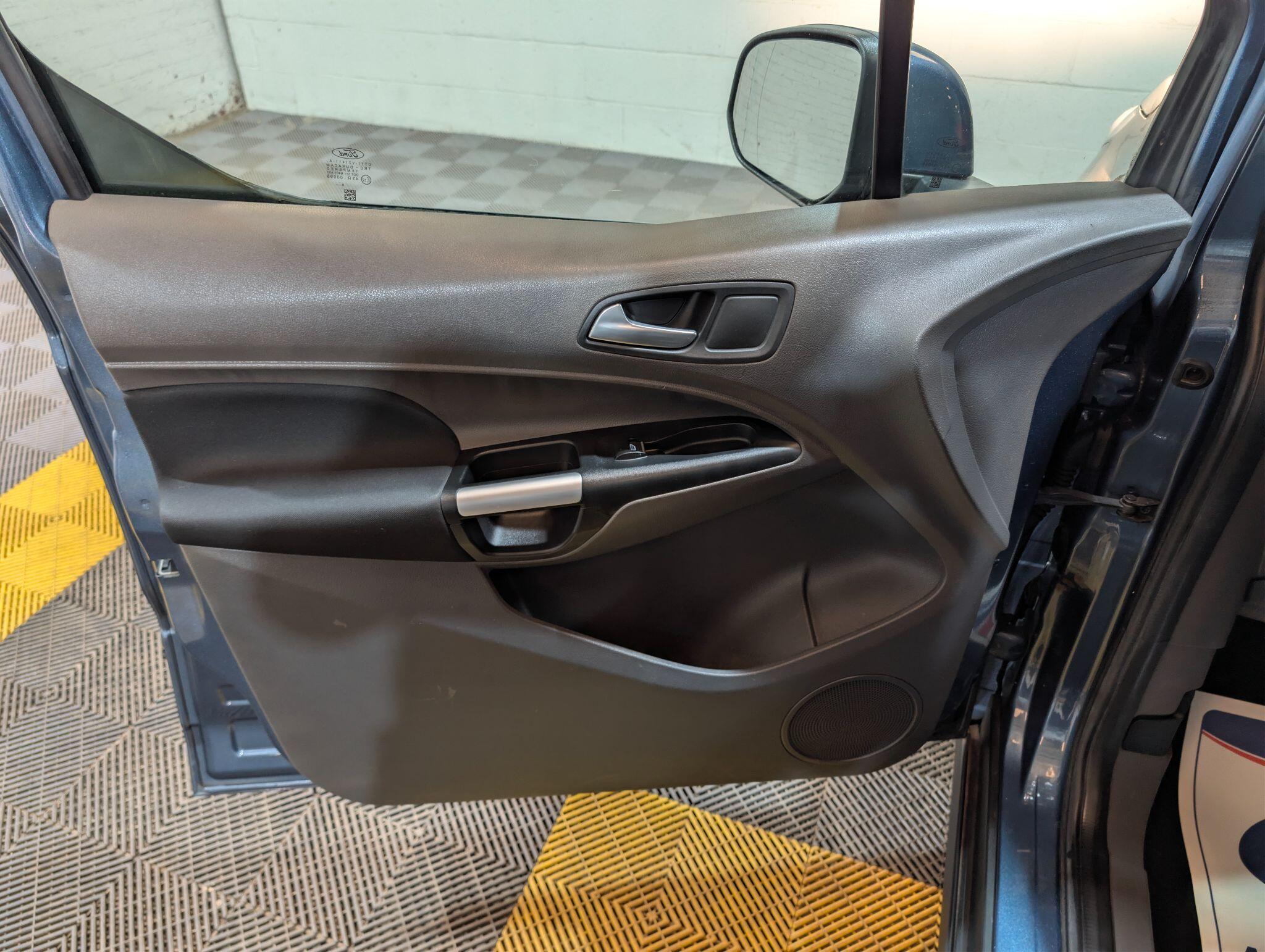 Ford Grand Tourneo Connect view 45