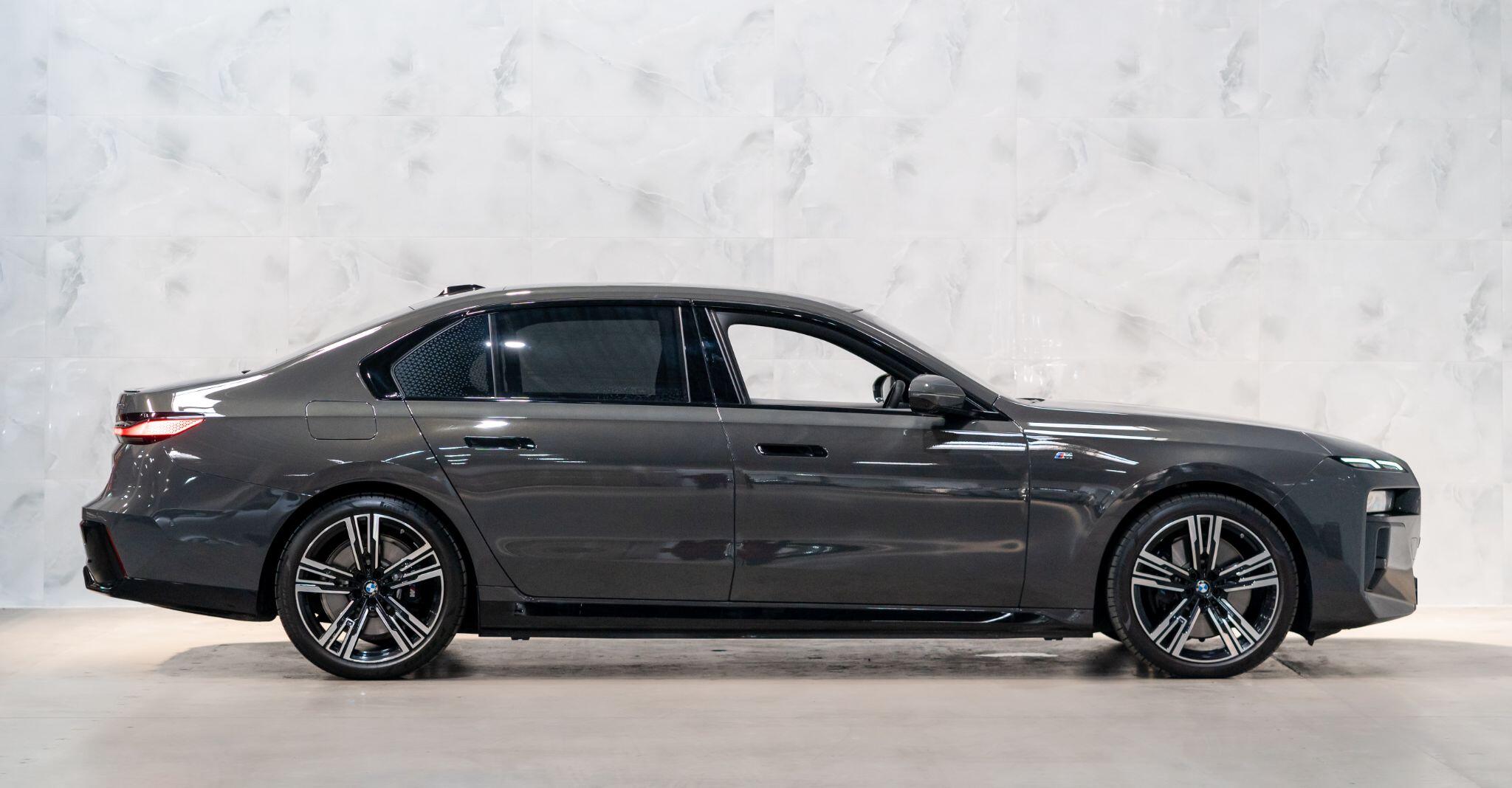 BMW 7 Series view 8