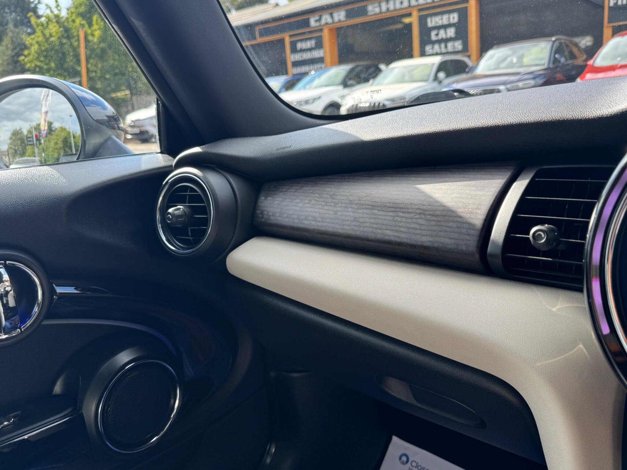 Mini Hatch view 32