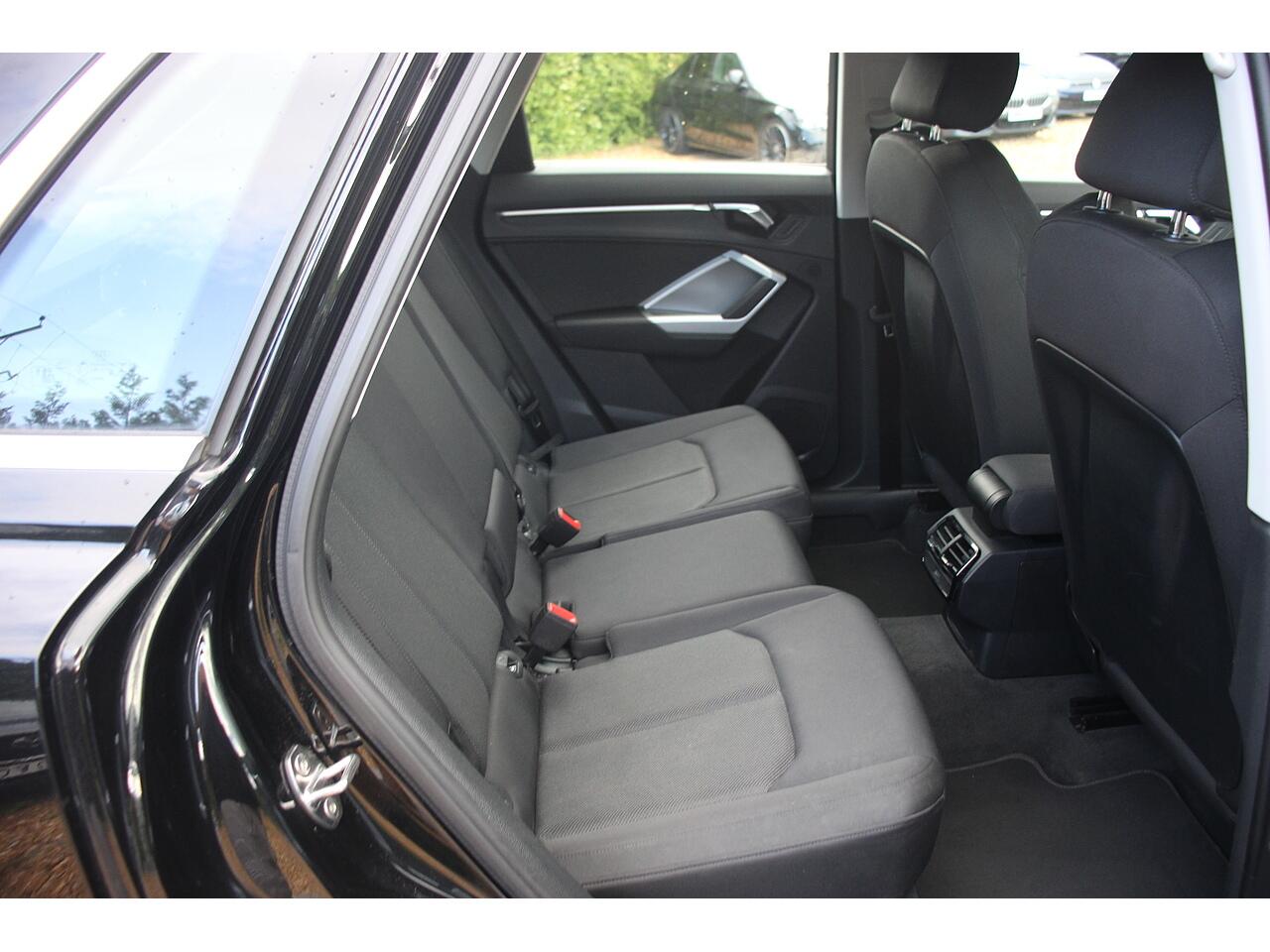 Audi Q3 view 18