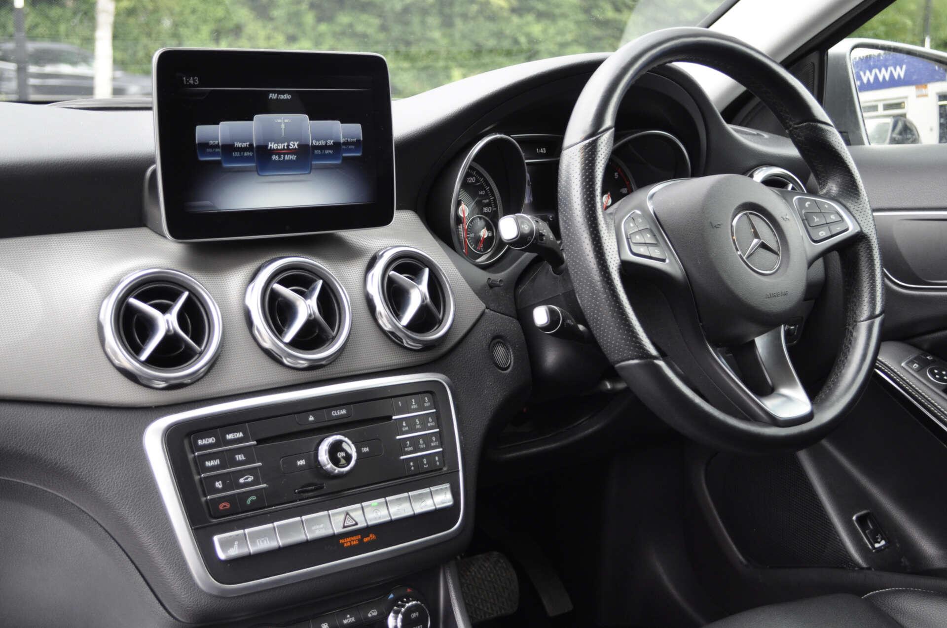 Mercedes-Benz Gla view 14