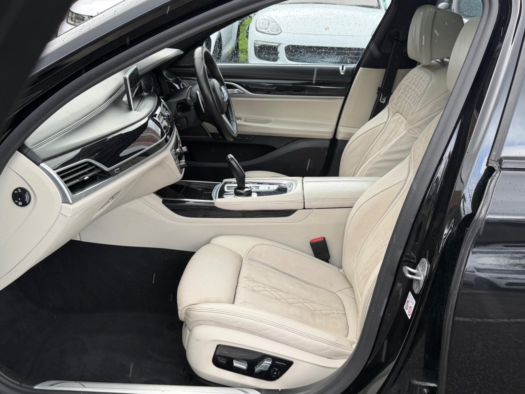 BMW 7 Series view 16