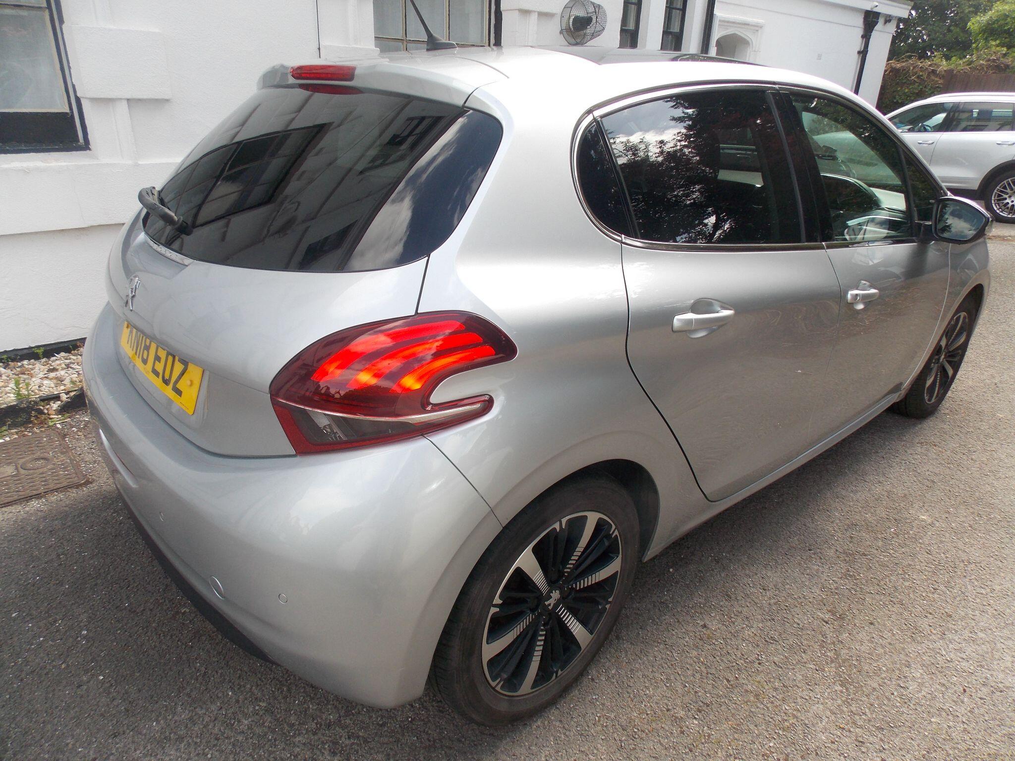 Peugeot 208 view 6
