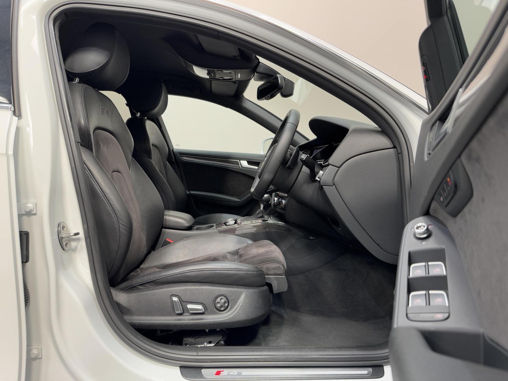 Audi S4 Avant view 18